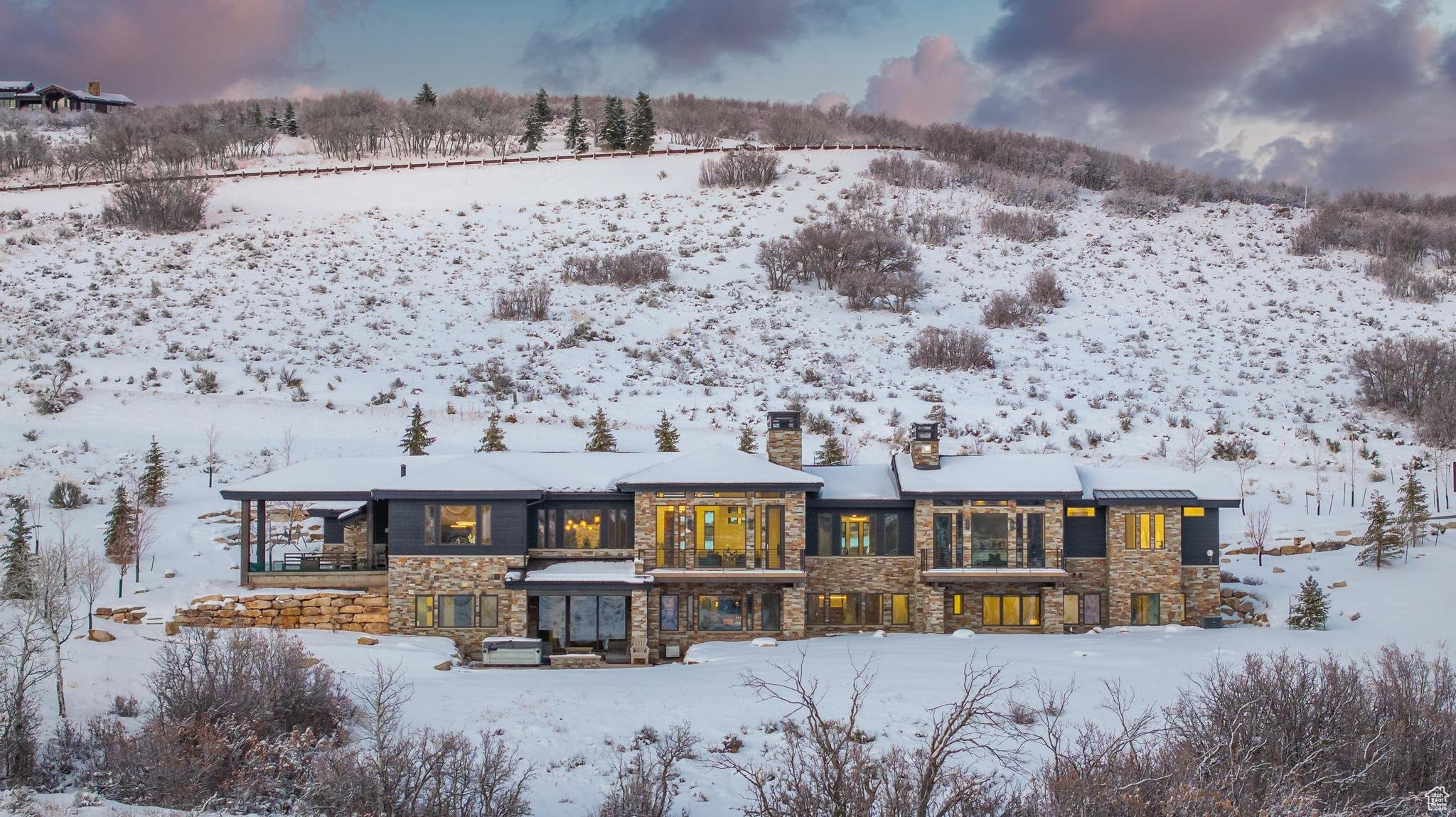 1163 W RED FOX RD