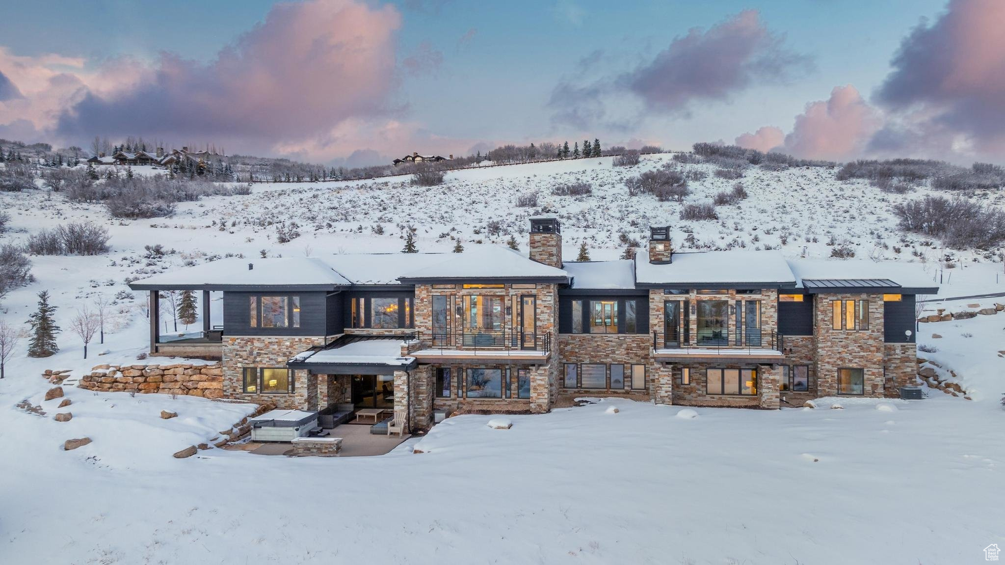 1163 W RED FOX RD