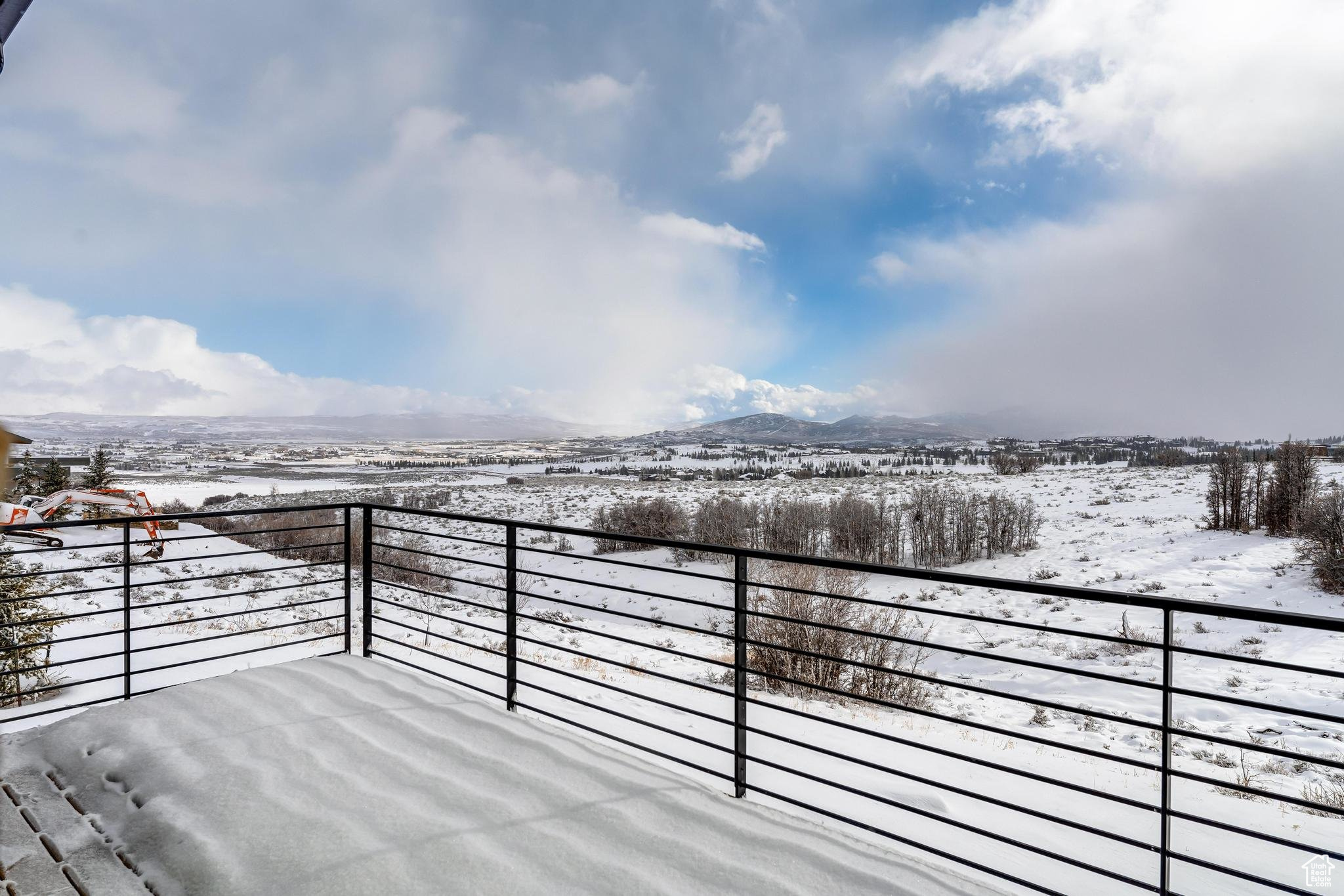 1163 W RED FOX RD