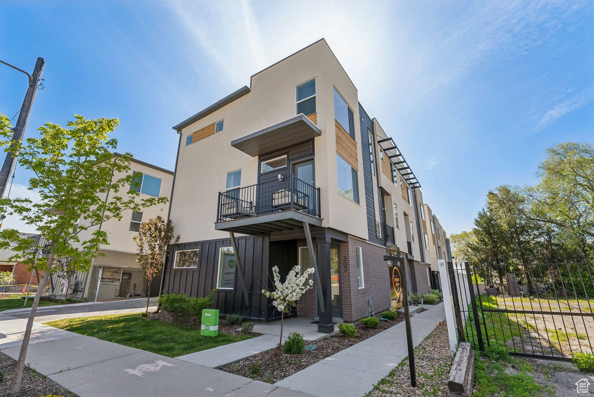 306 W AZURE SKY LN