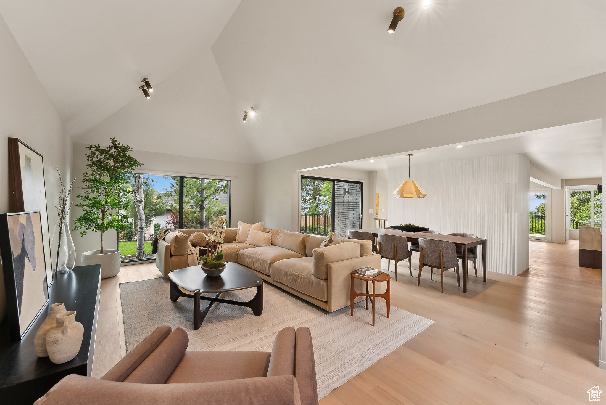 2655 E HIAWATHA CIR