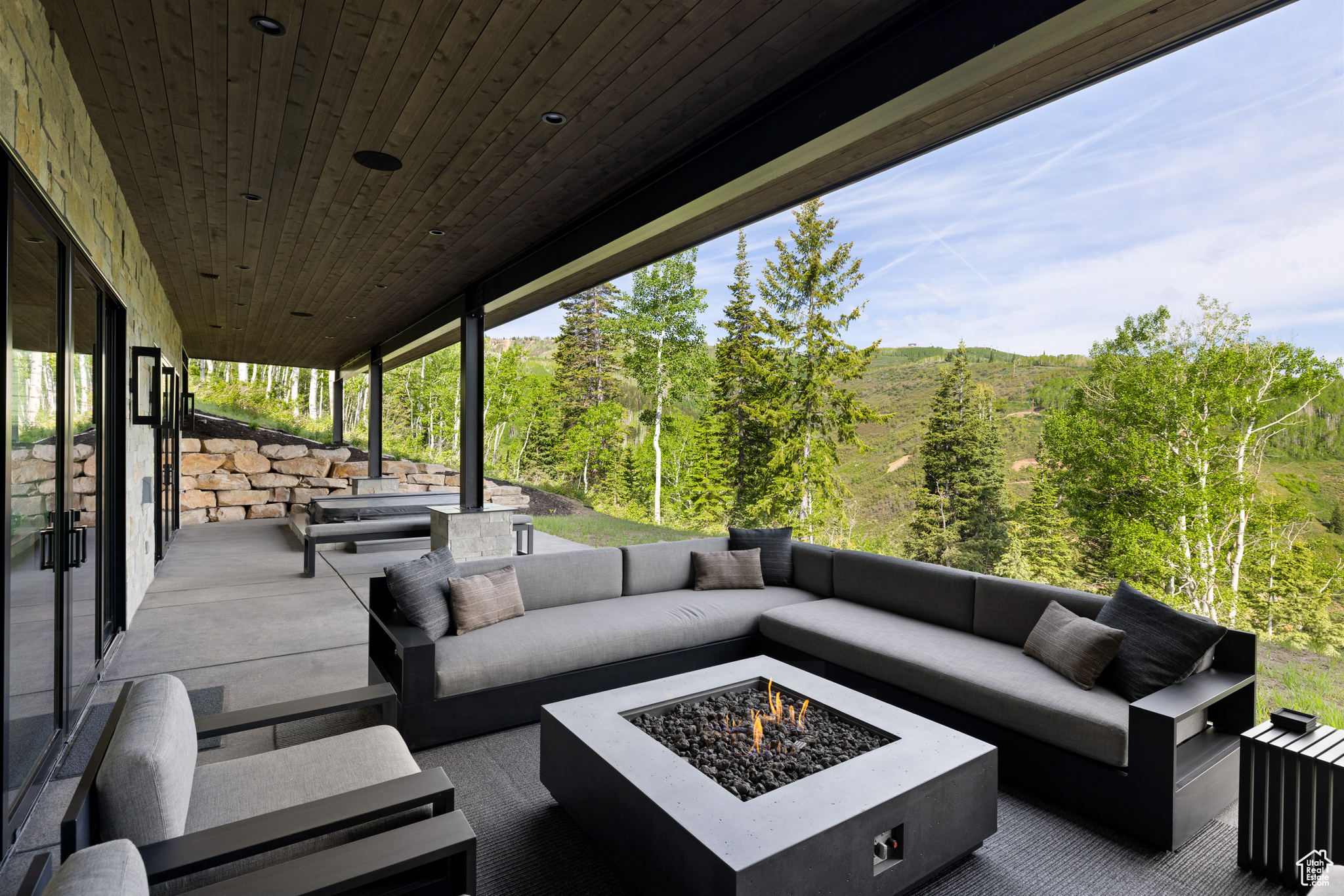 8903 MOONSHADOW CT