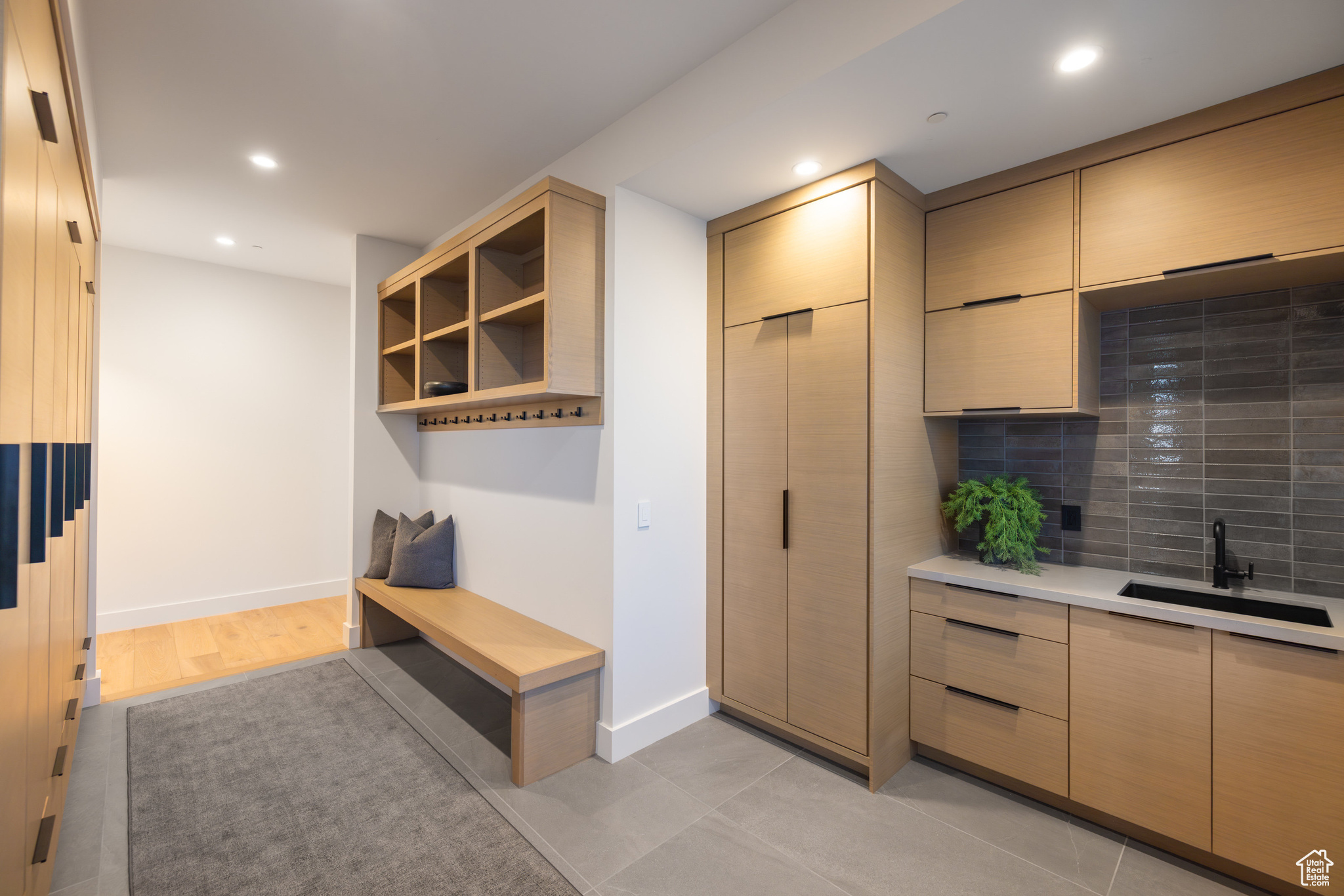 8903 MOONSHADOW CT