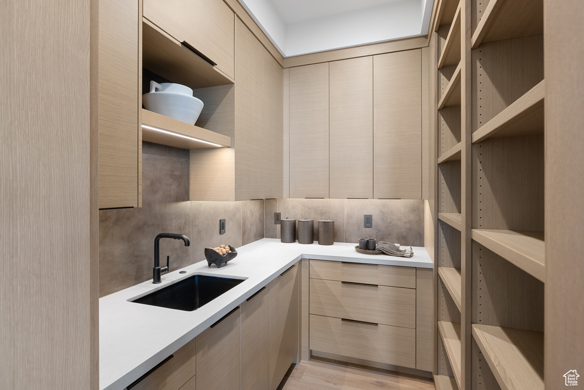 8903 MOONSHADOW CT
