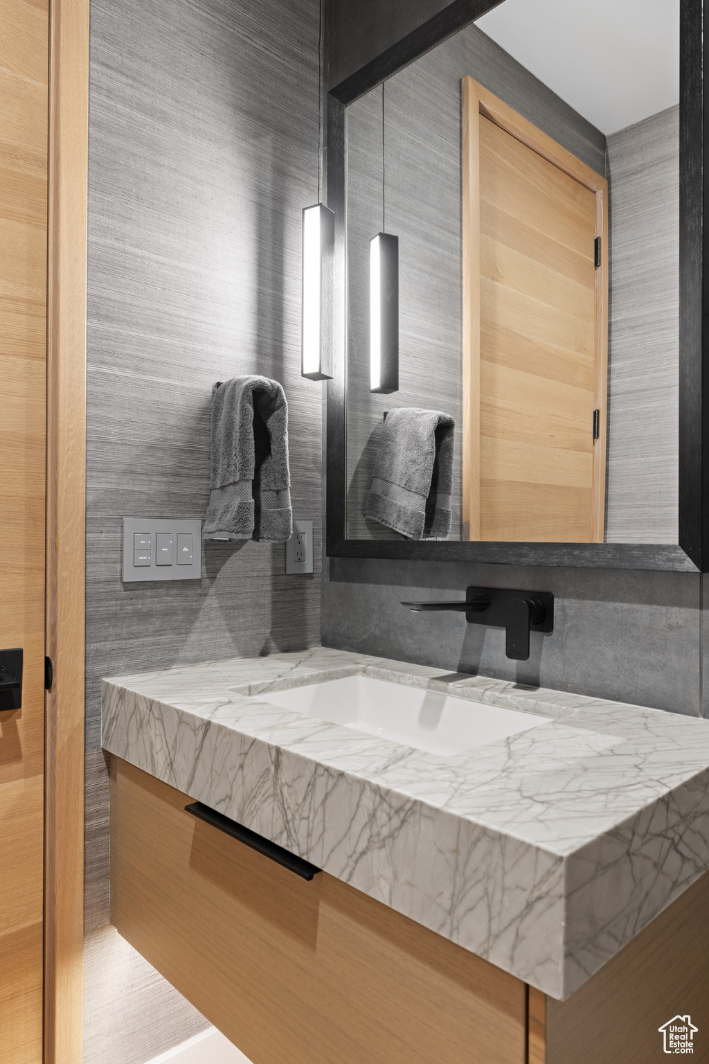 8903 MOONSHADOW CT