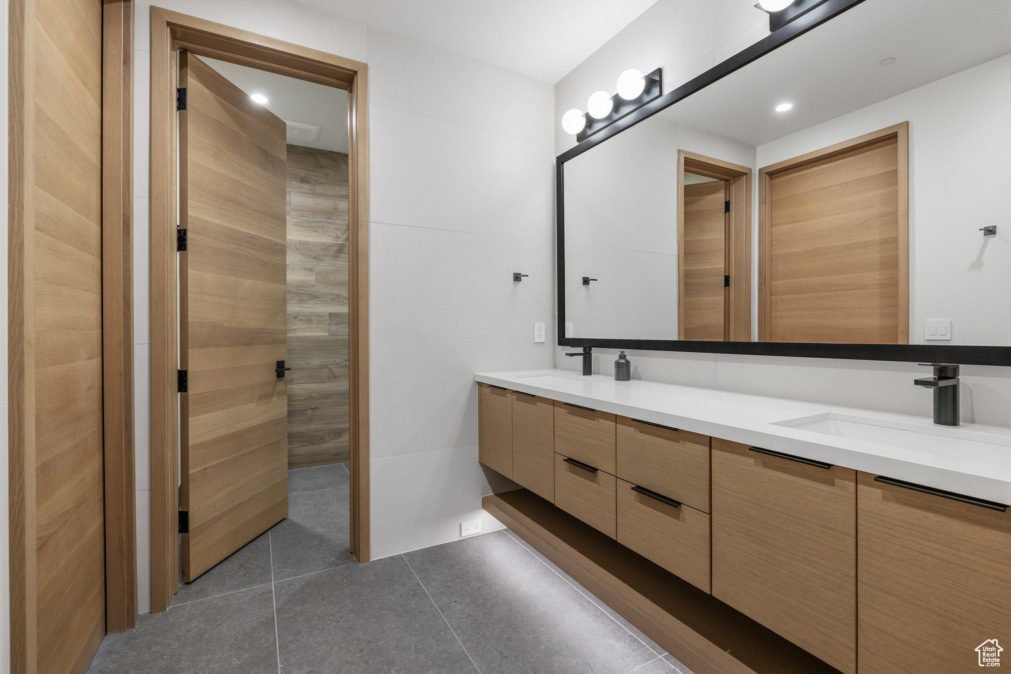 8903 MOONSHADOW CT