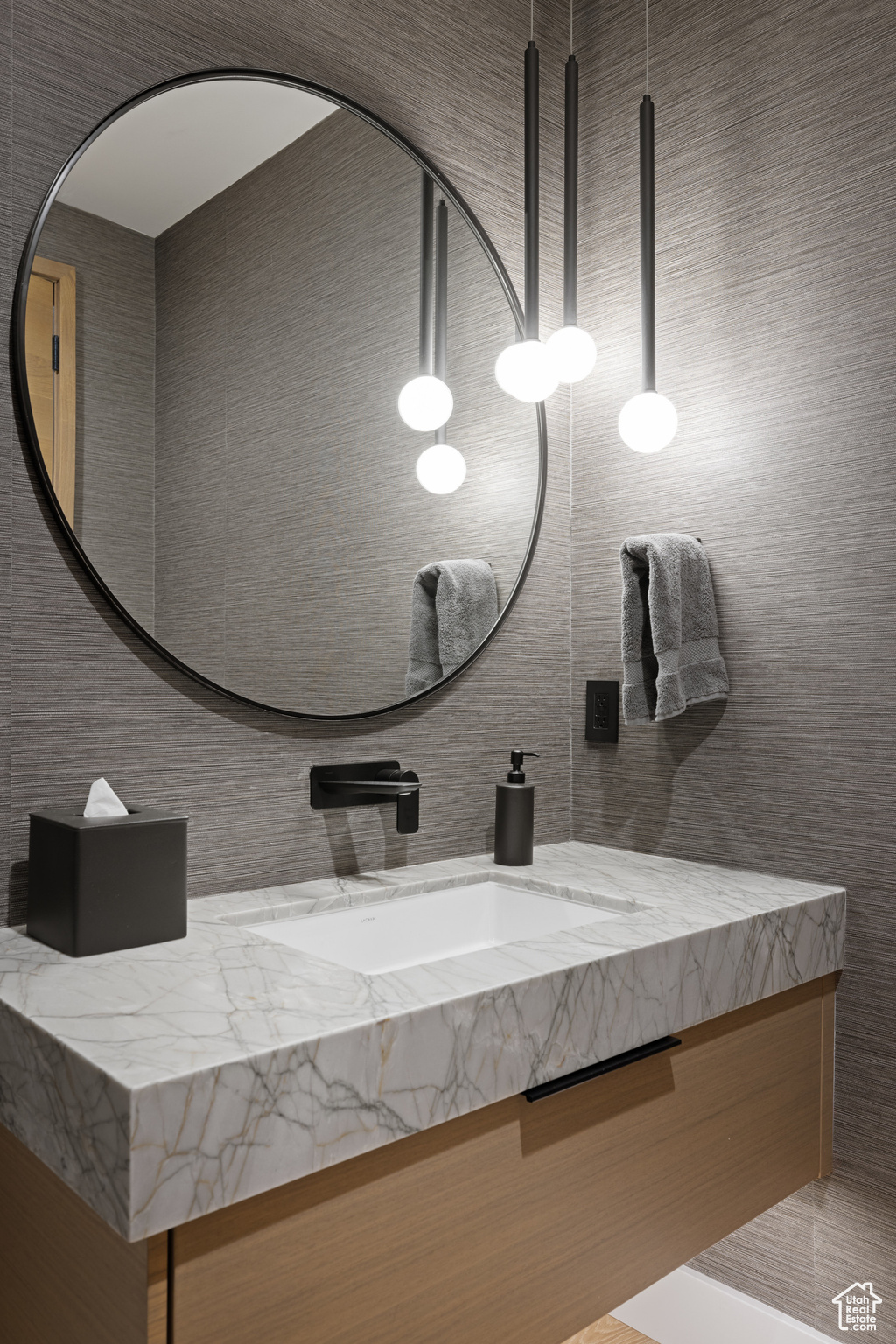 8903 MOONSHADOW CT