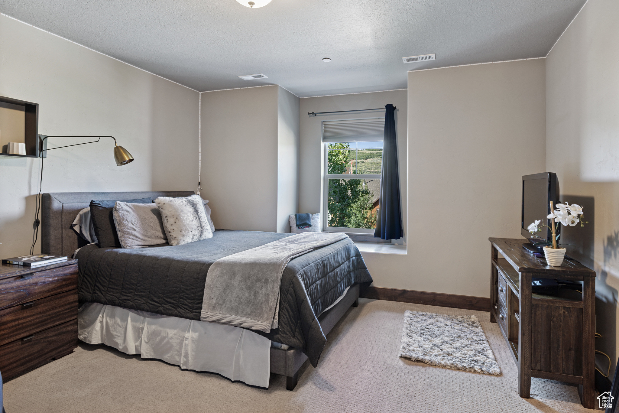 1105 W ABIGAIL DR