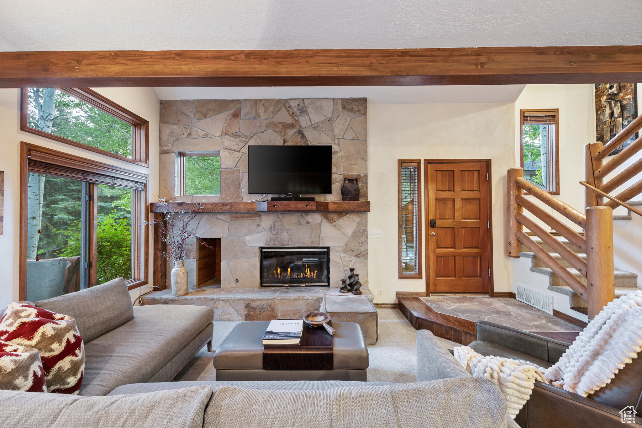 2482 DEER LAKE DR