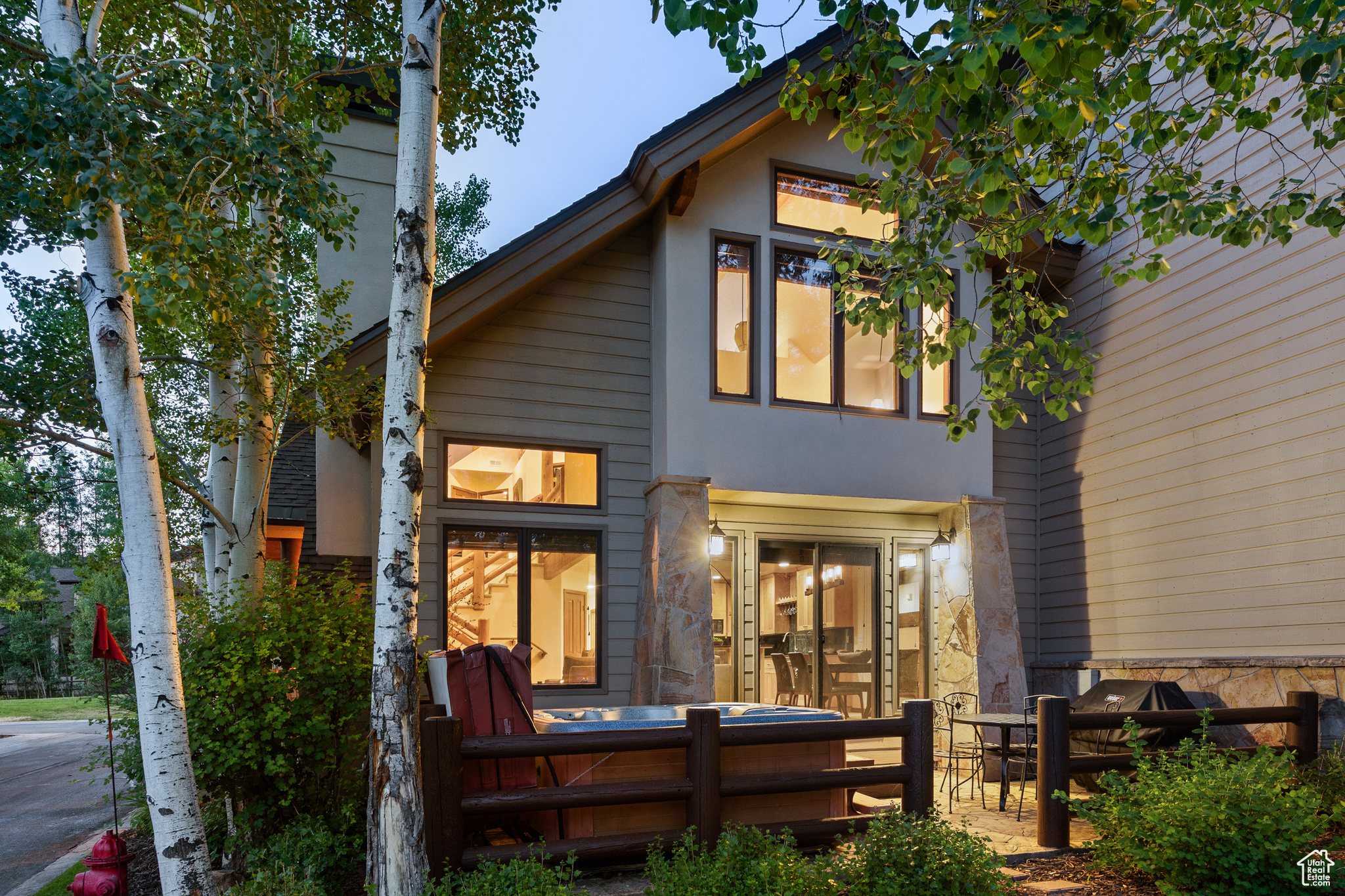 2482 DEER LAKE DR