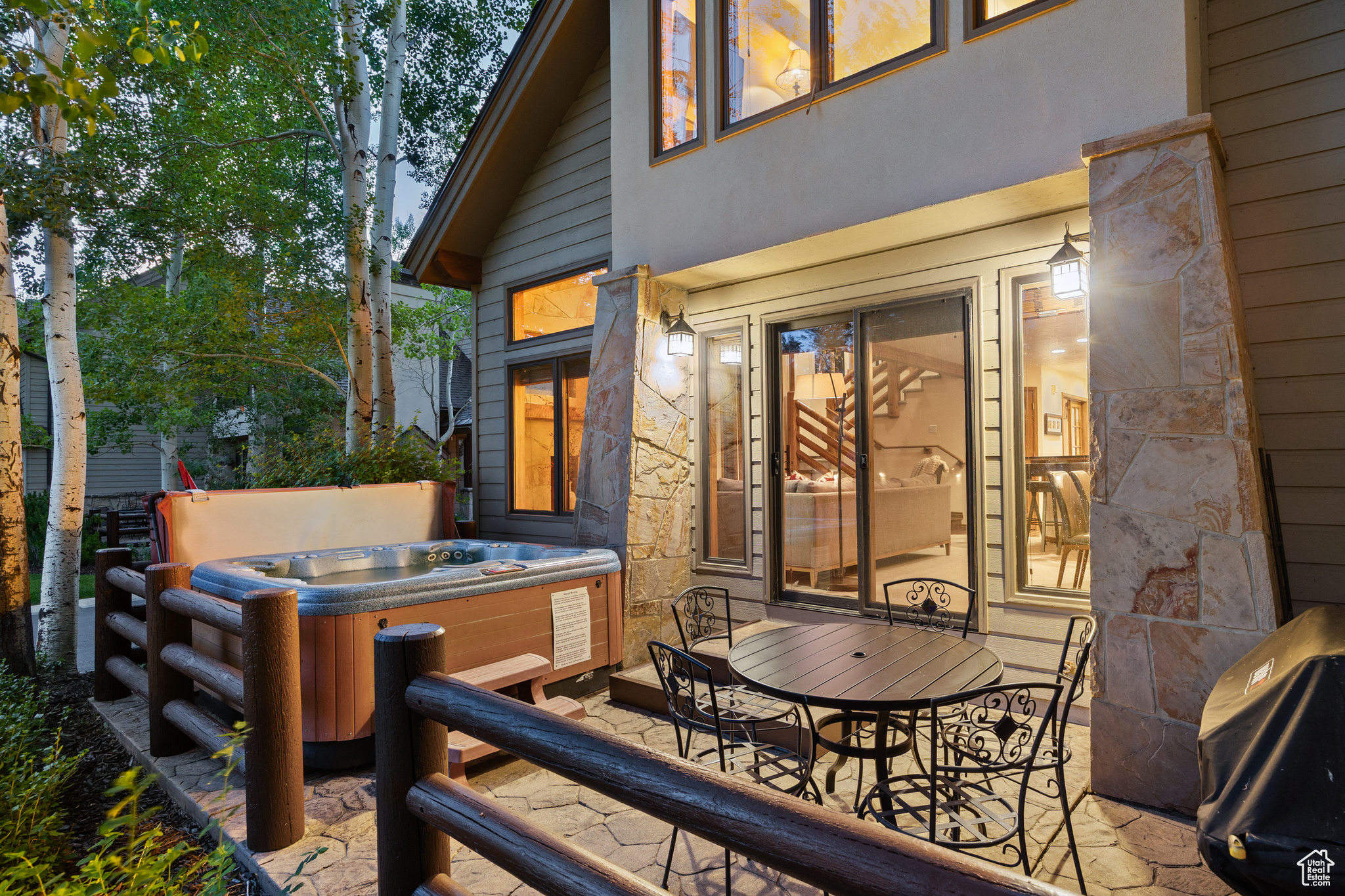 2482 DEER LAKE DR