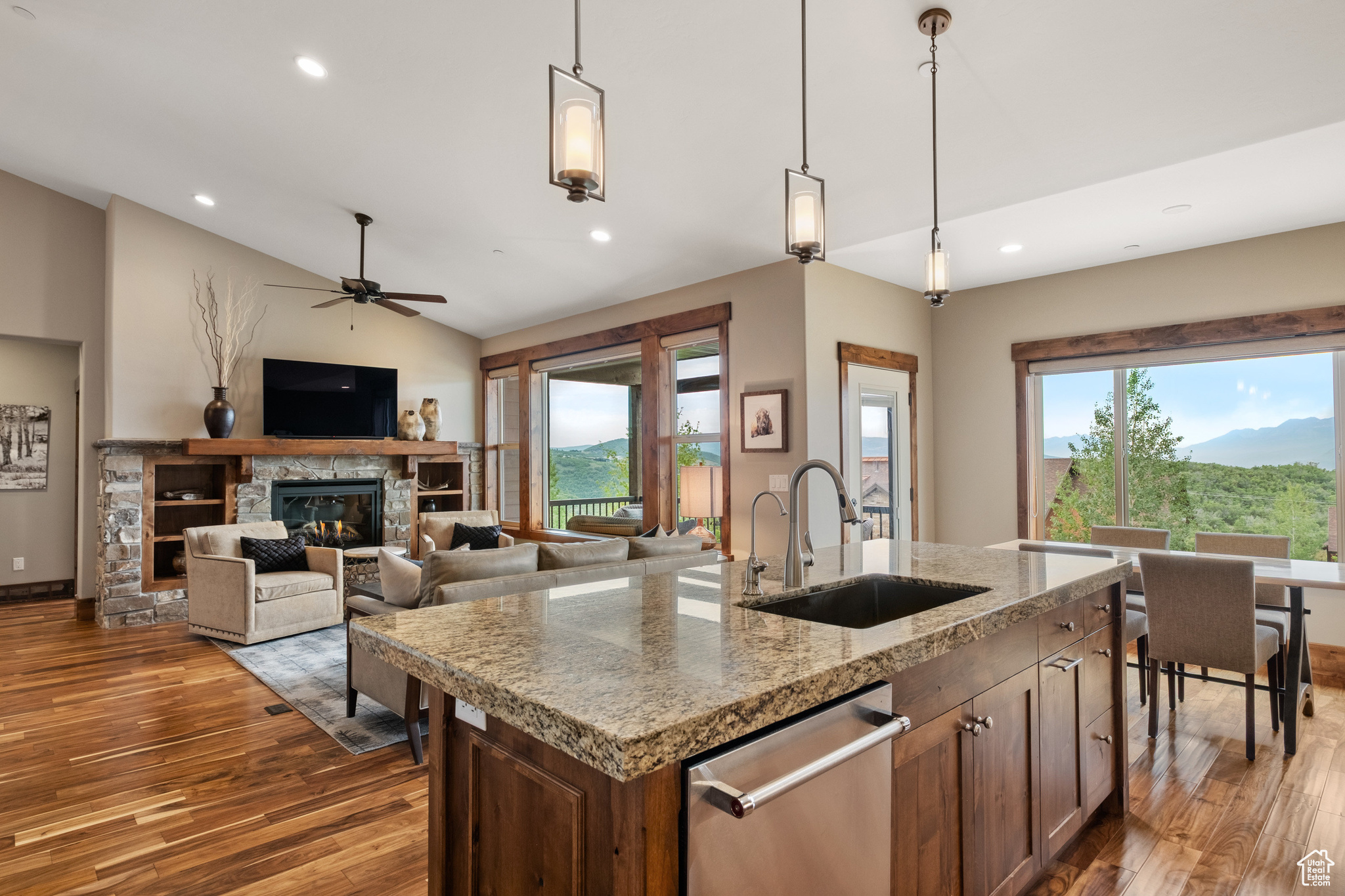 1738 E VIEWSIDE CIR