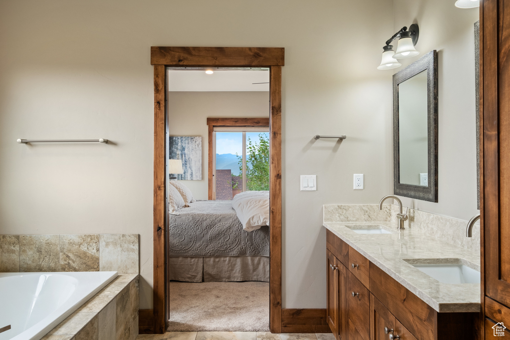 1738 E VIEWSIDE CIR