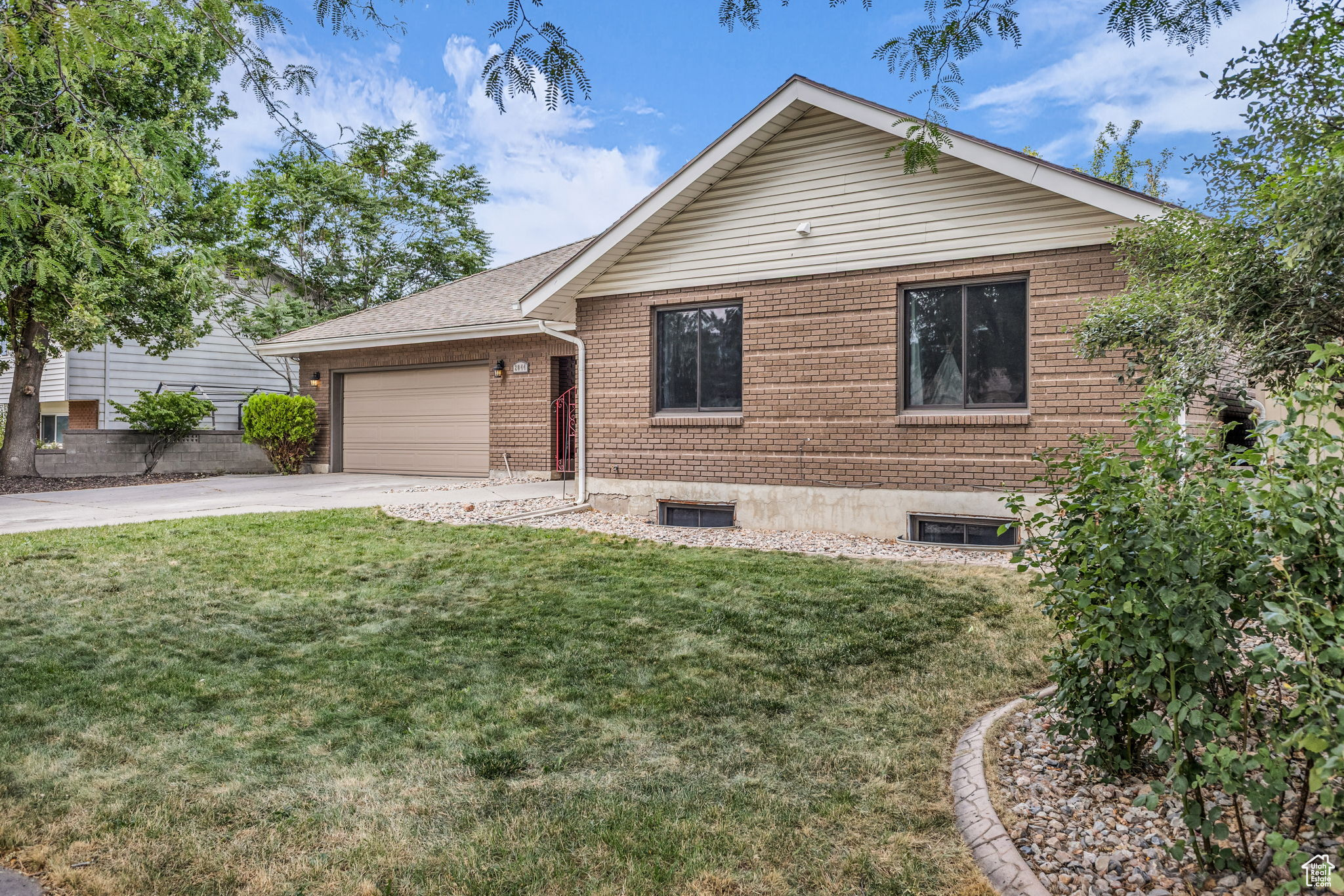 2044 W CEDAR BREAKS DR