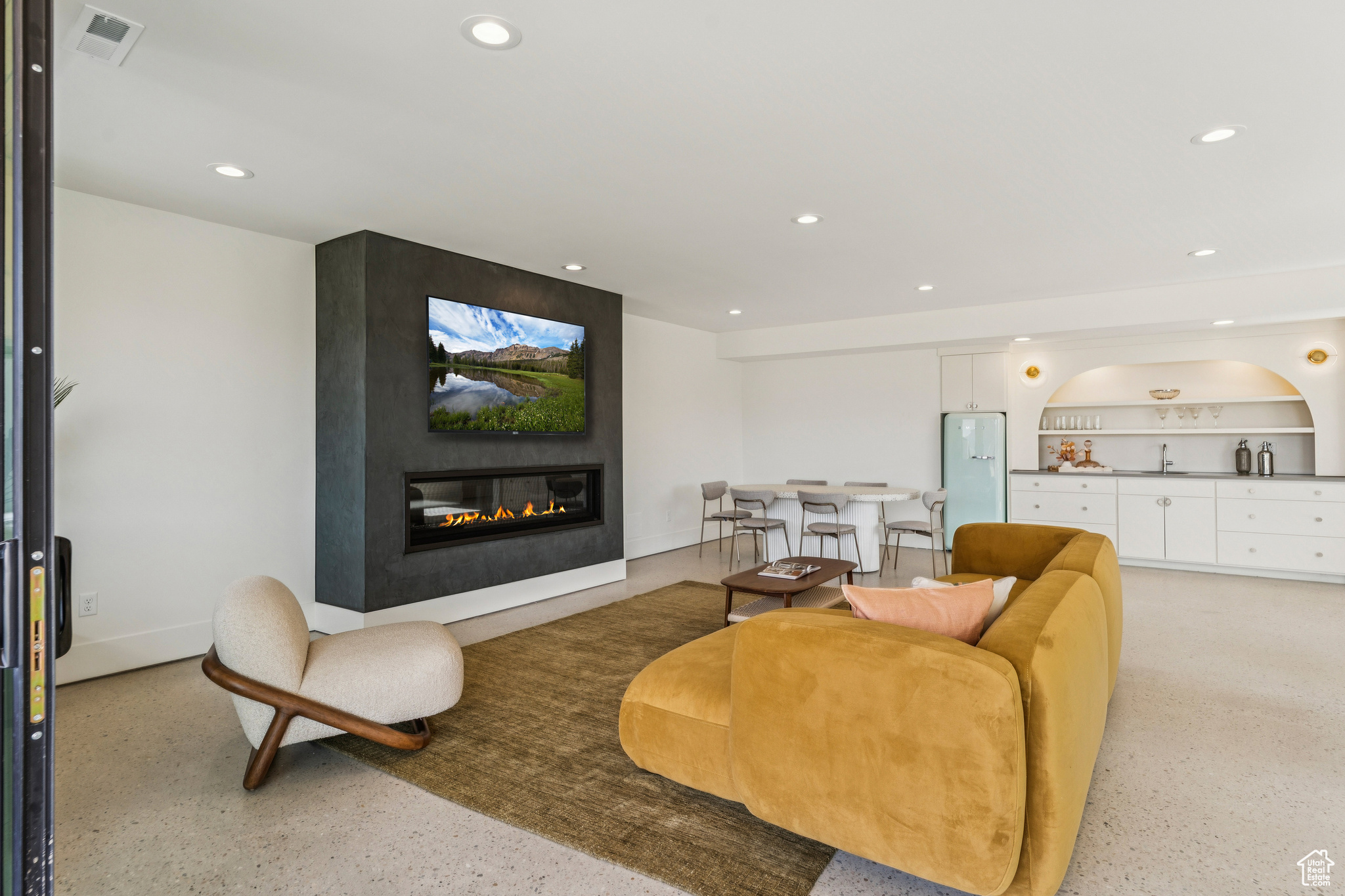 7382 ECHO LN