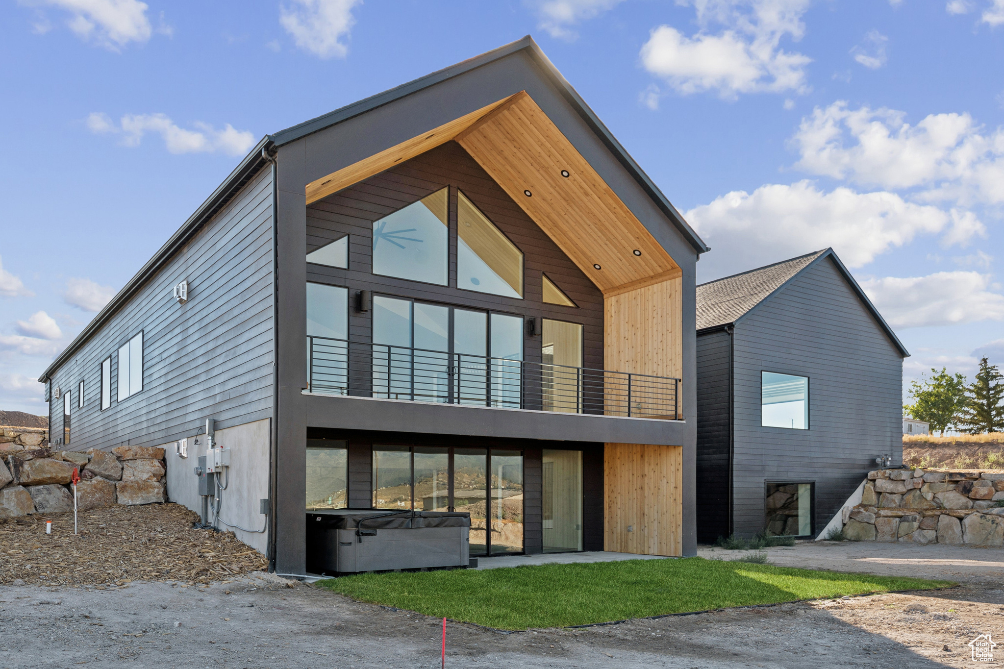 7382 ECHO LN