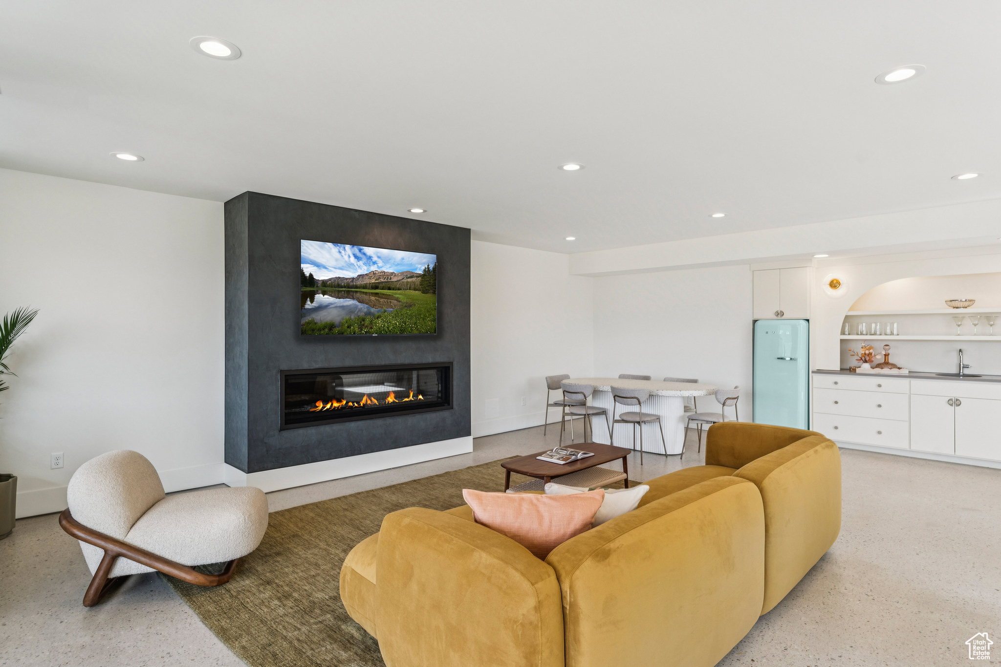 7382 ECHO LN
