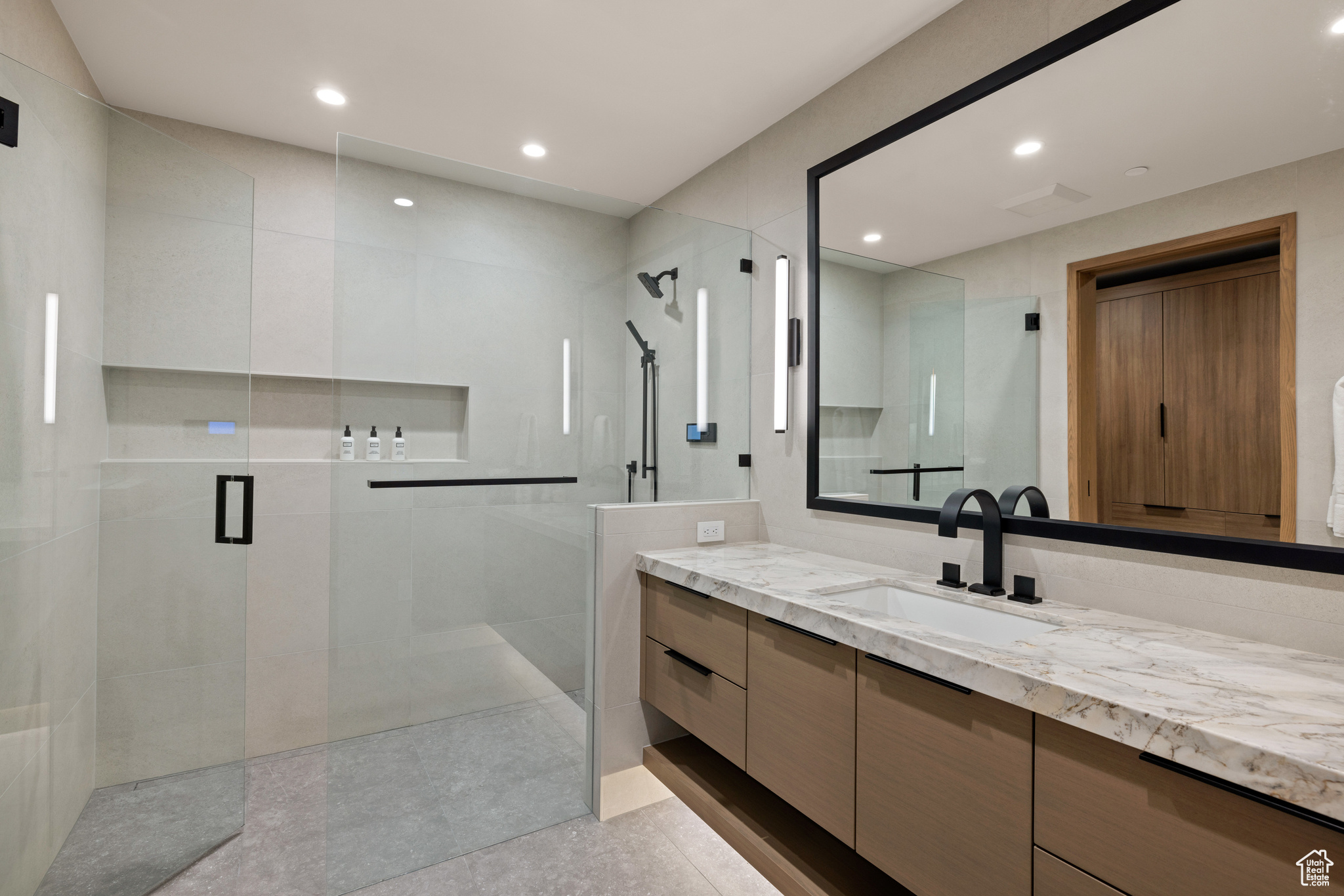 8945 MOONSHADOW CT