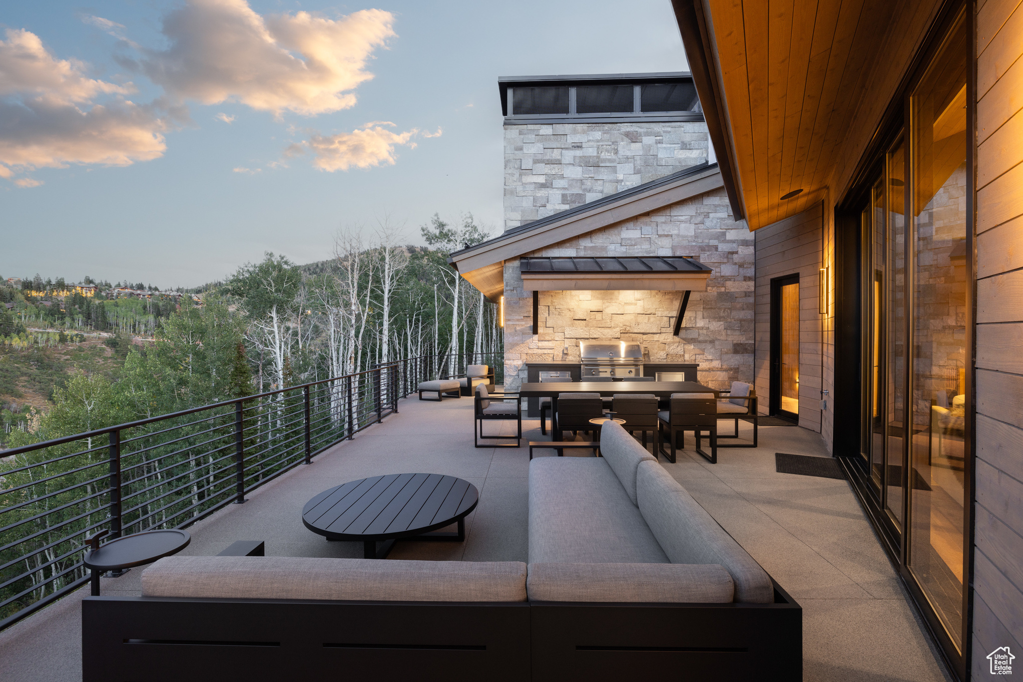 8945 MOONSHADOW CT