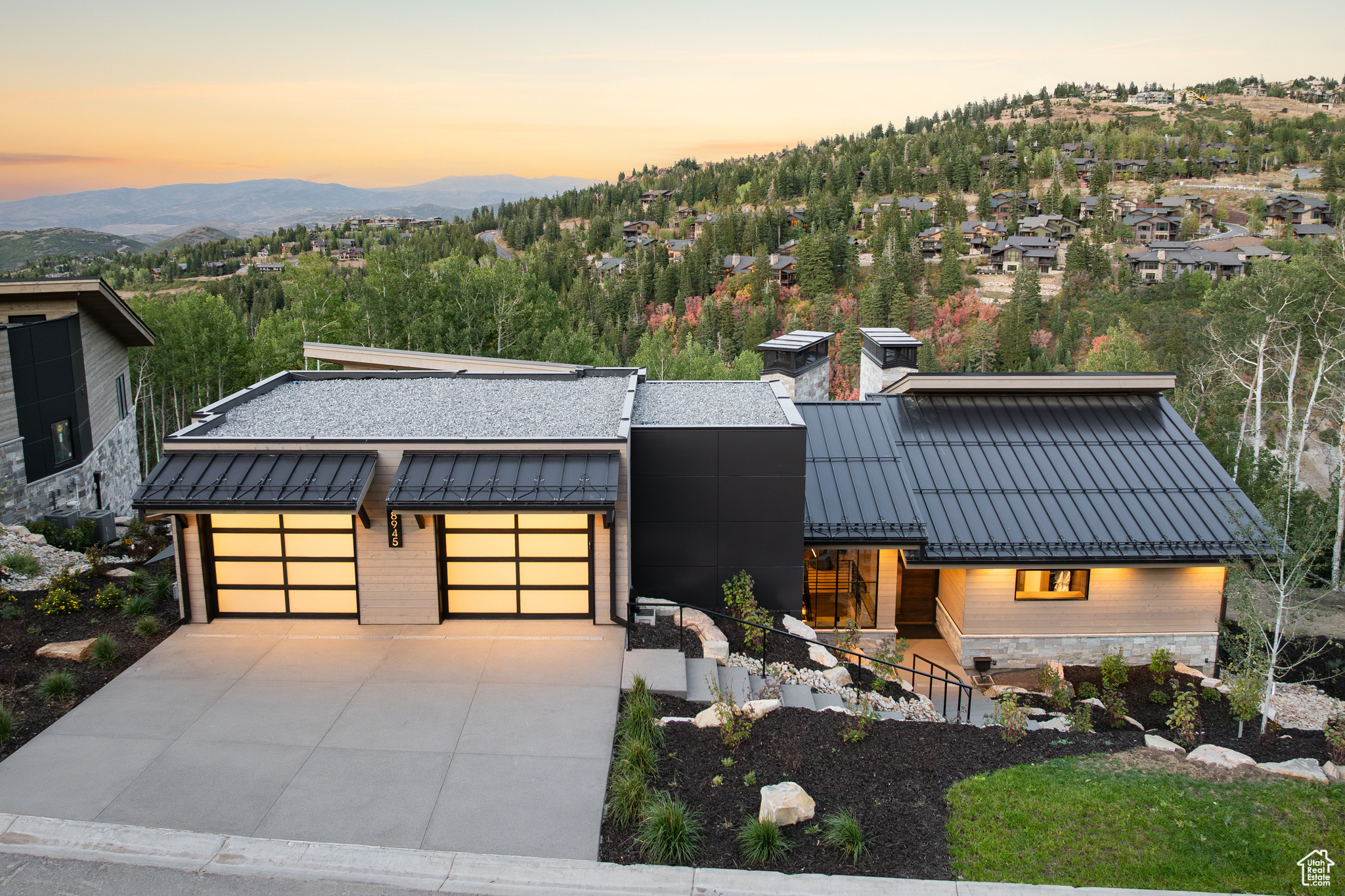 8945 MOONSHADOW CT