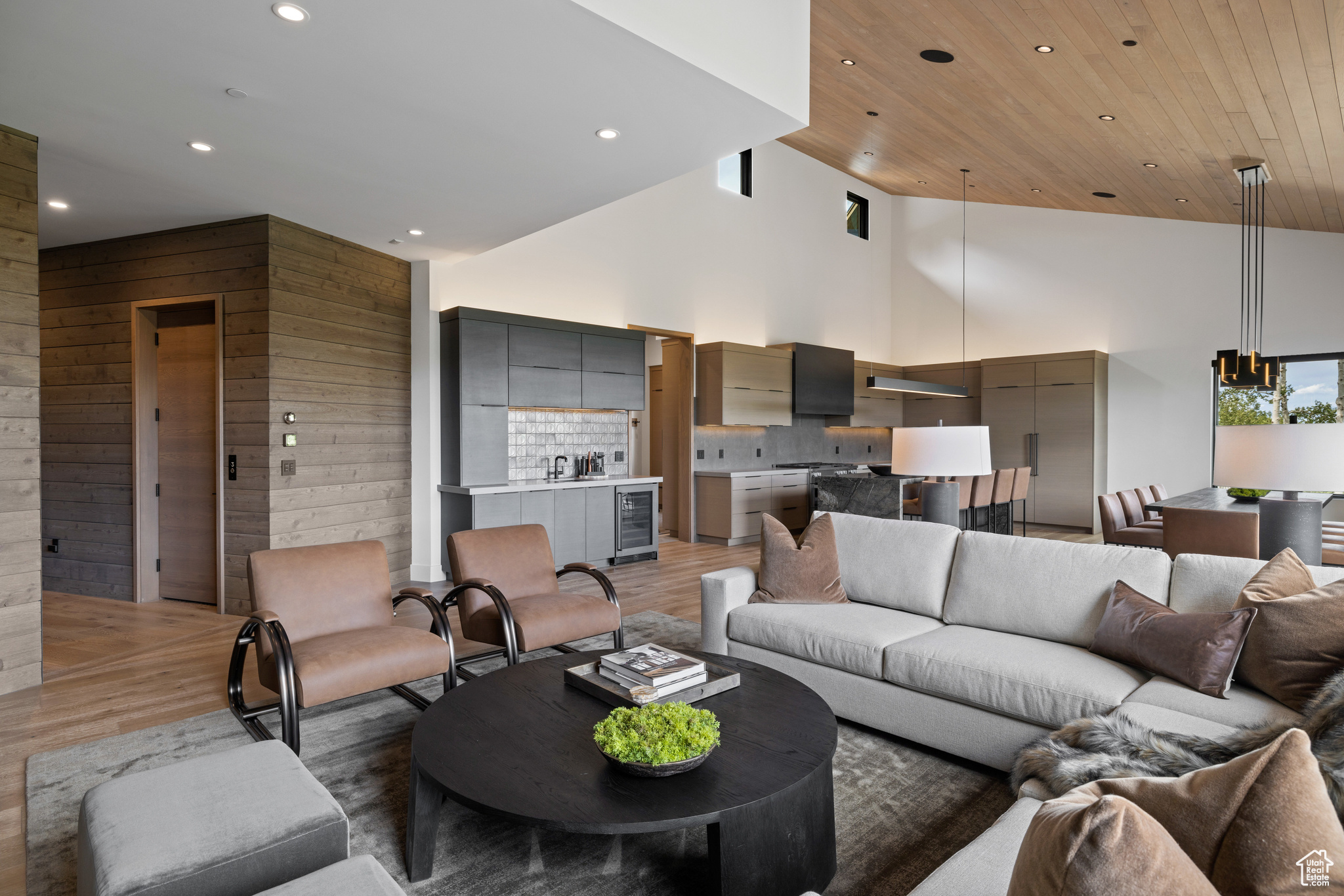 8945 MOONSHADOW CT