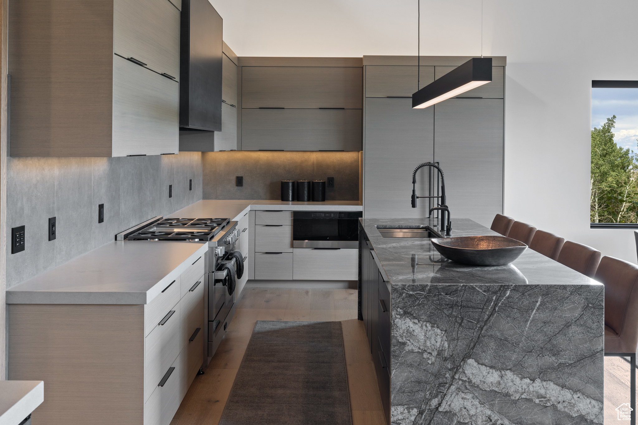 8945 MOONSHADOW CT