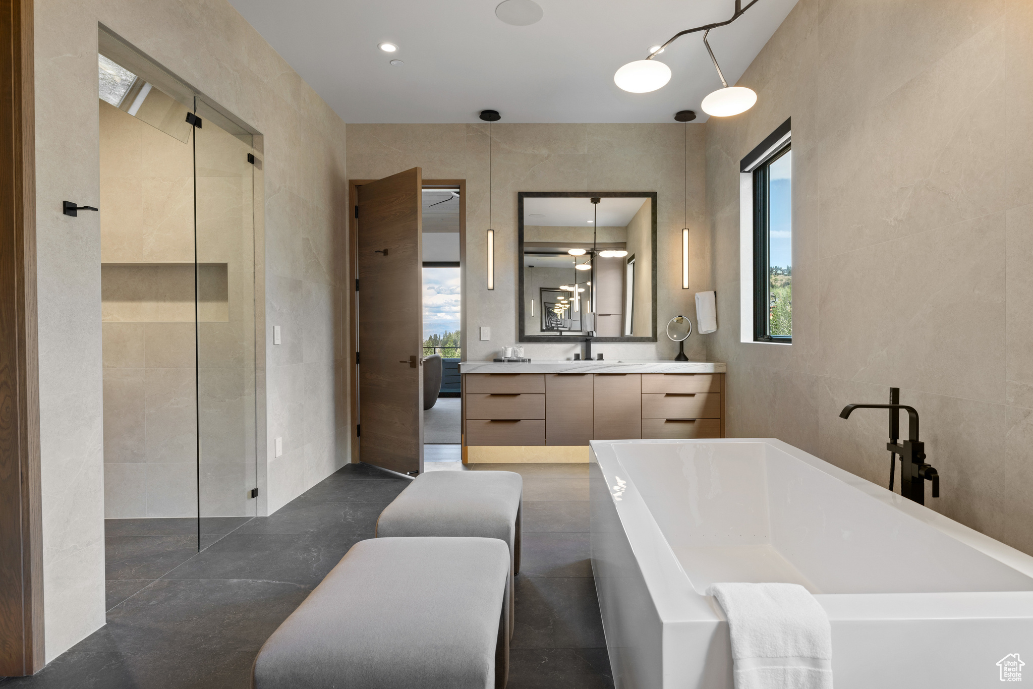 8945 MOONSHADOW CT