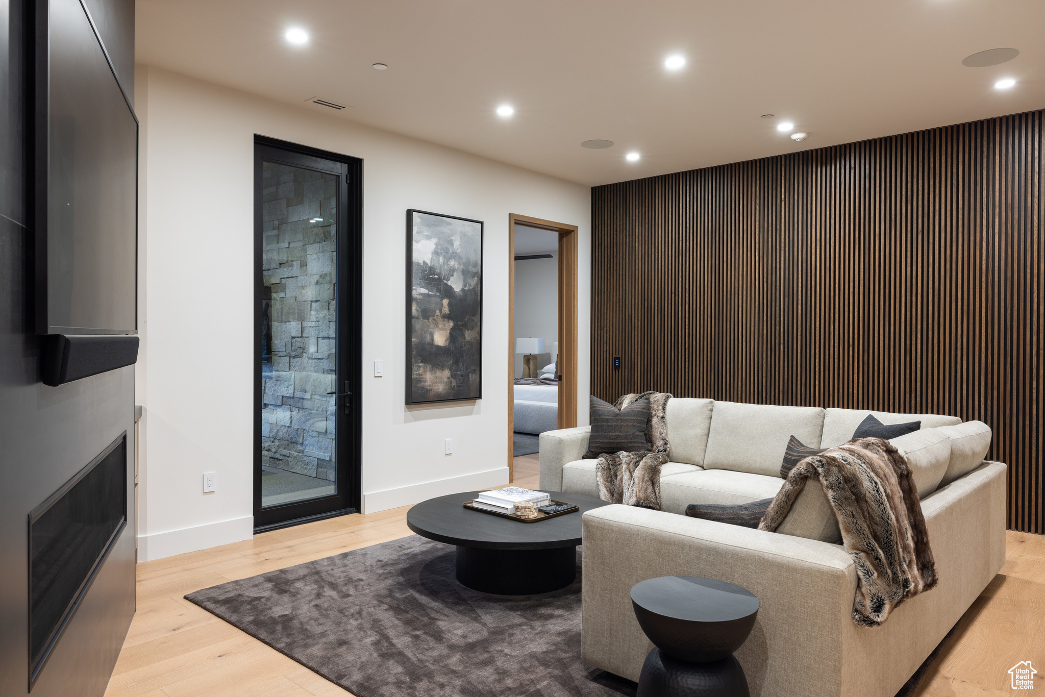 8945 MOONSHADOW CT