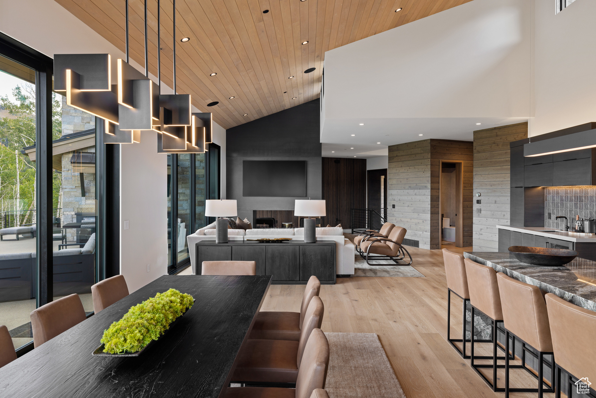 8945 MOONSHADOW CT