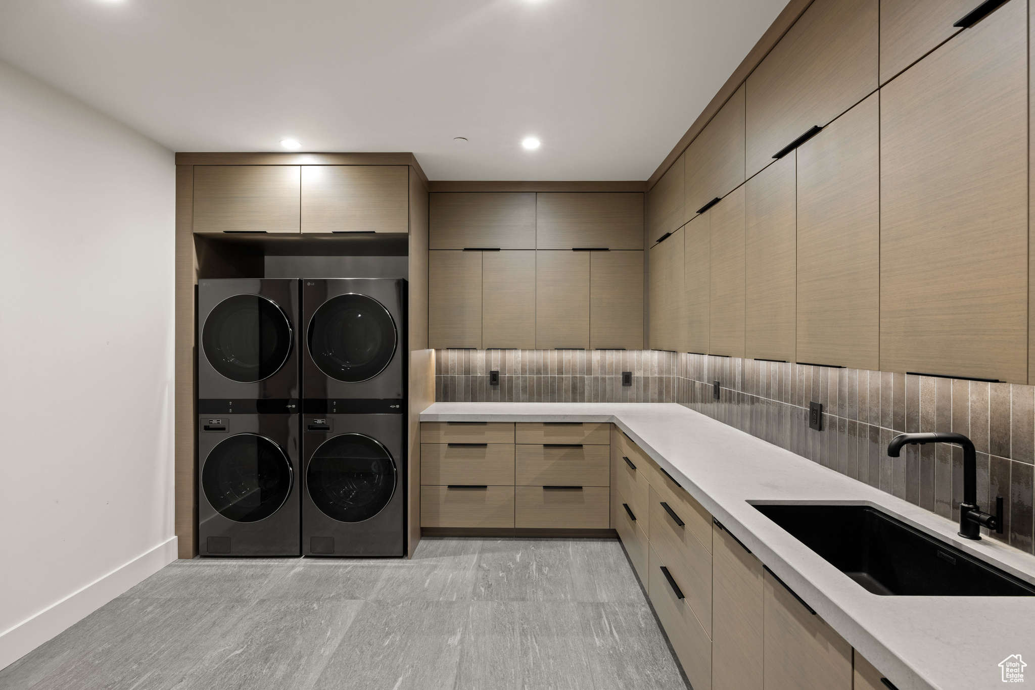 8945 MOONSHADOW CT