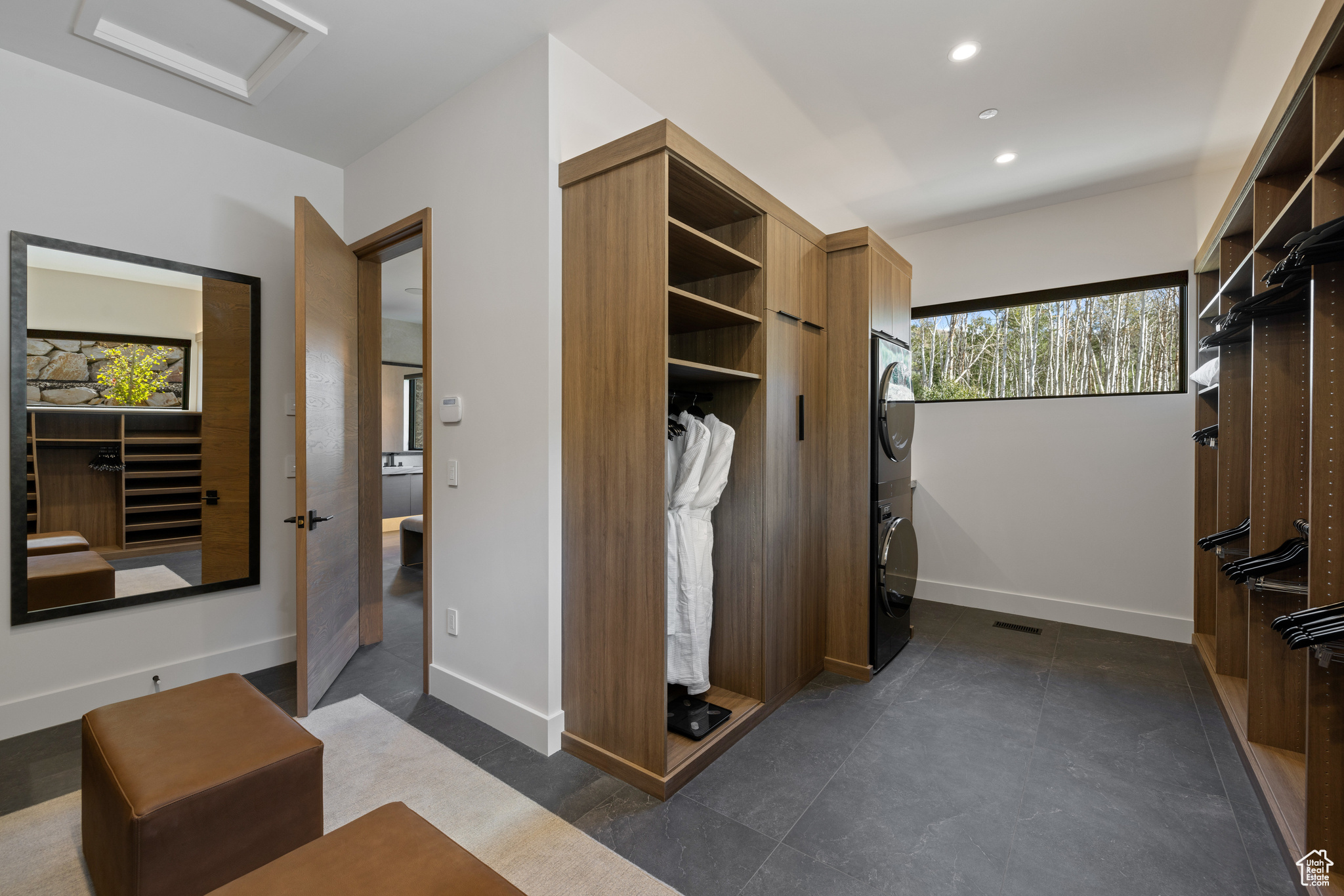 8945 MOONSHADOW CT