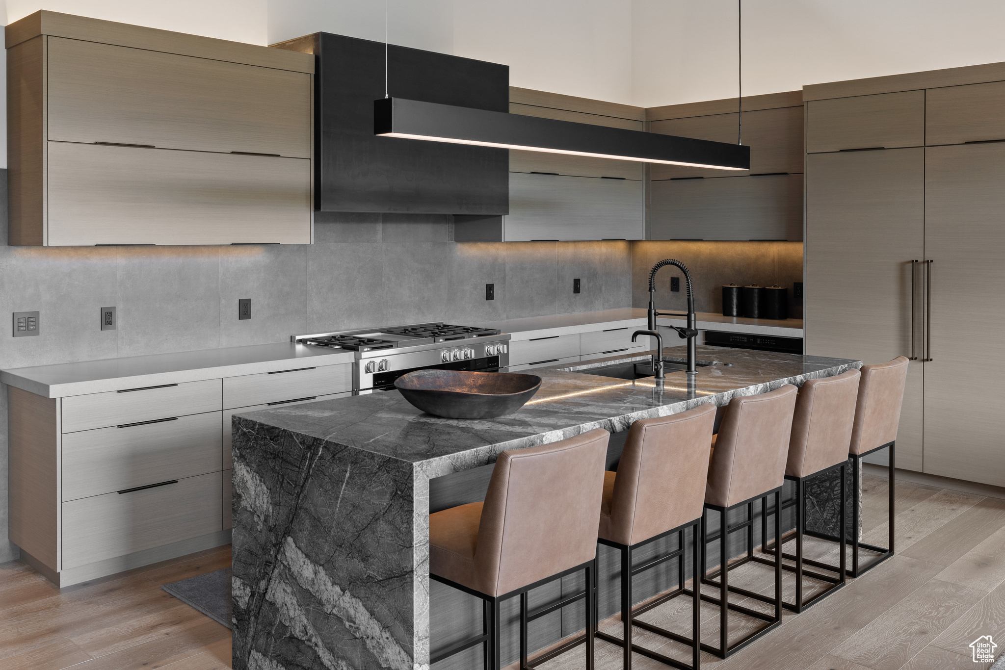 8945 MOONSHADOW CT