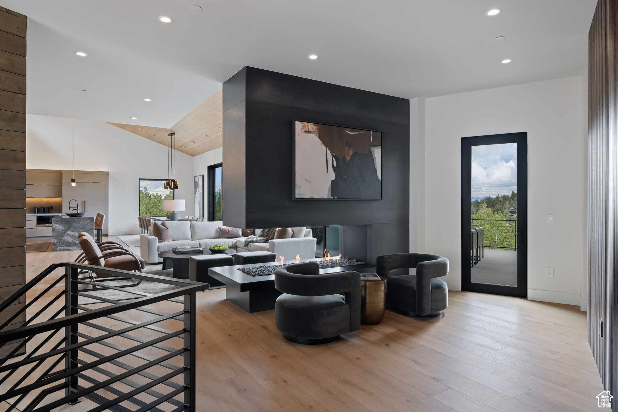 8945 MOONSHADOW CT