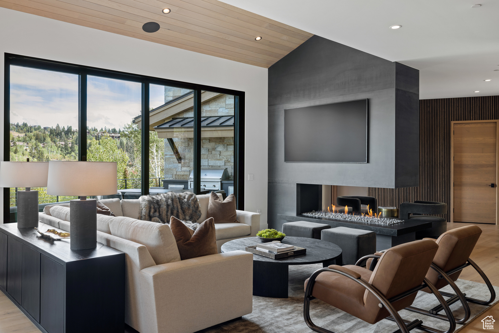 8945 MOONSHADOW CT