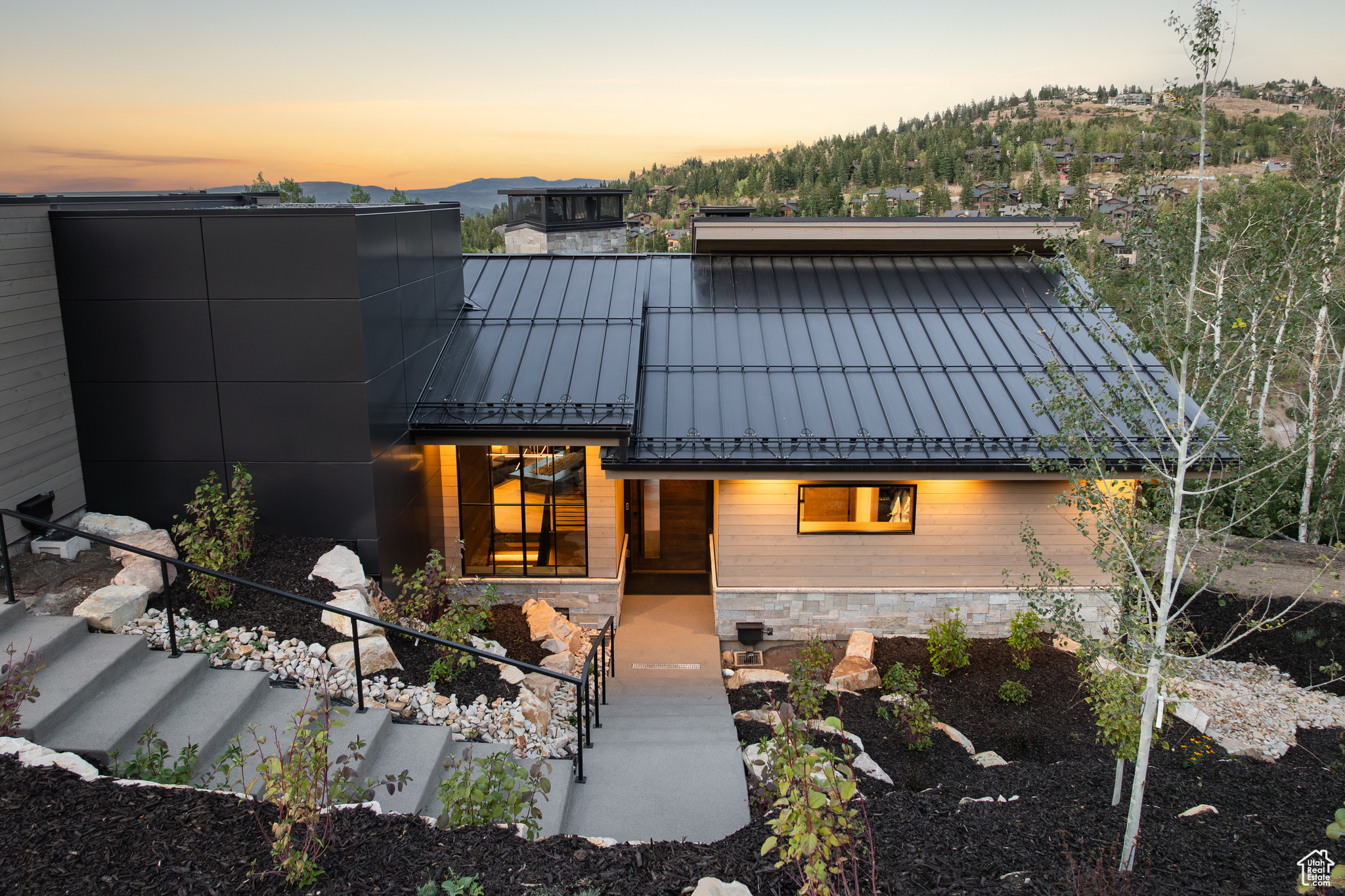 8945 MOONSHADOW CT
