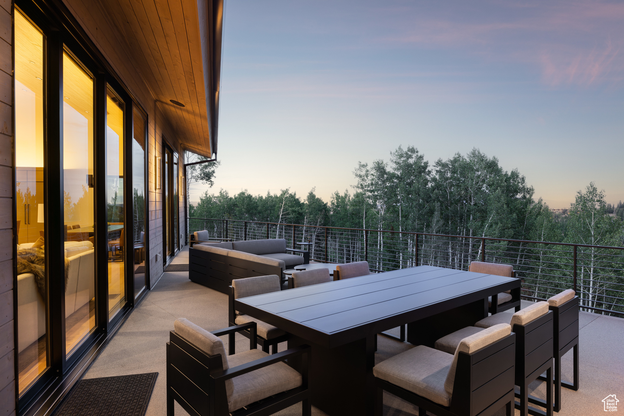 8945 MOONSHADOW CT