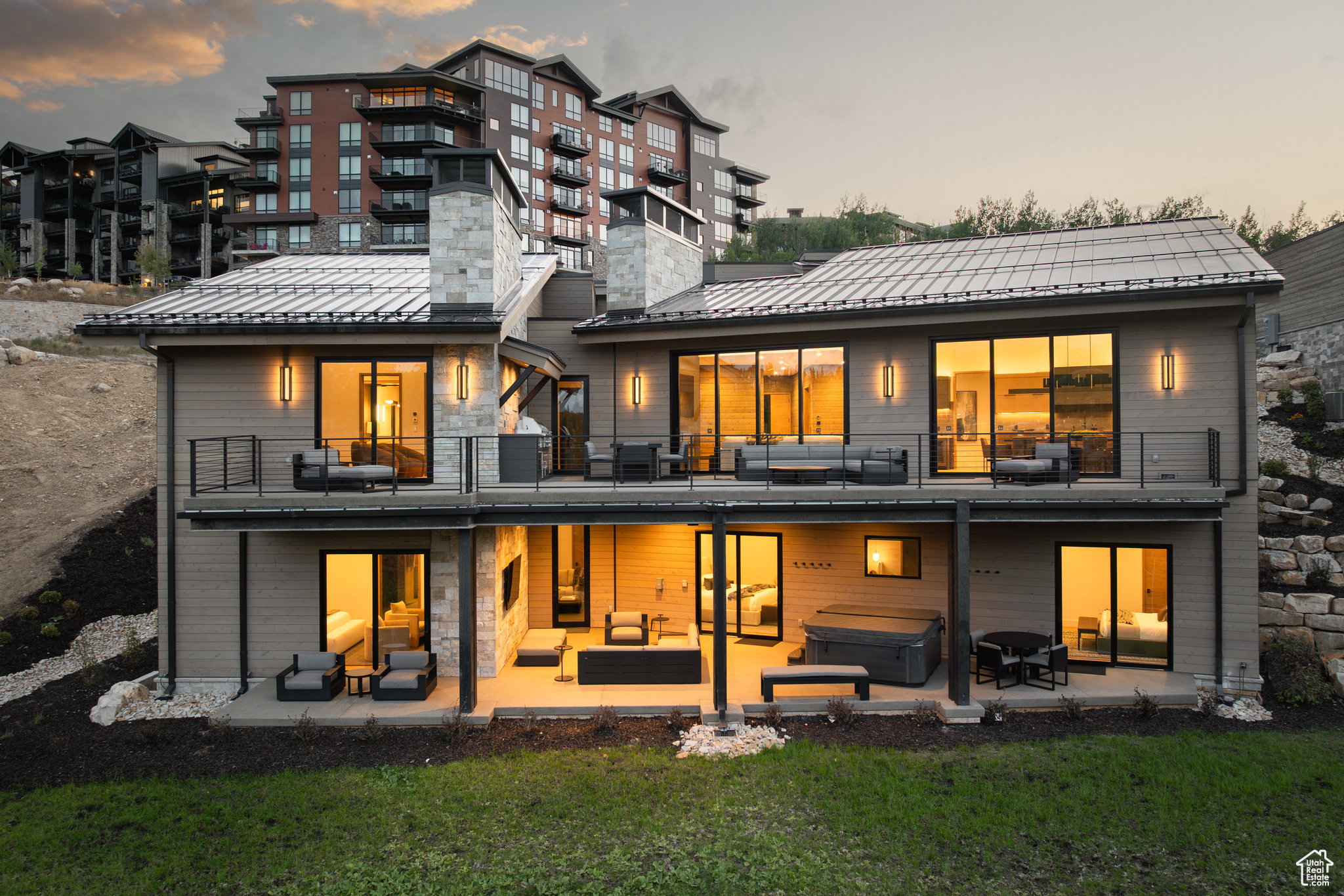 8945 MOONSHADOW CT