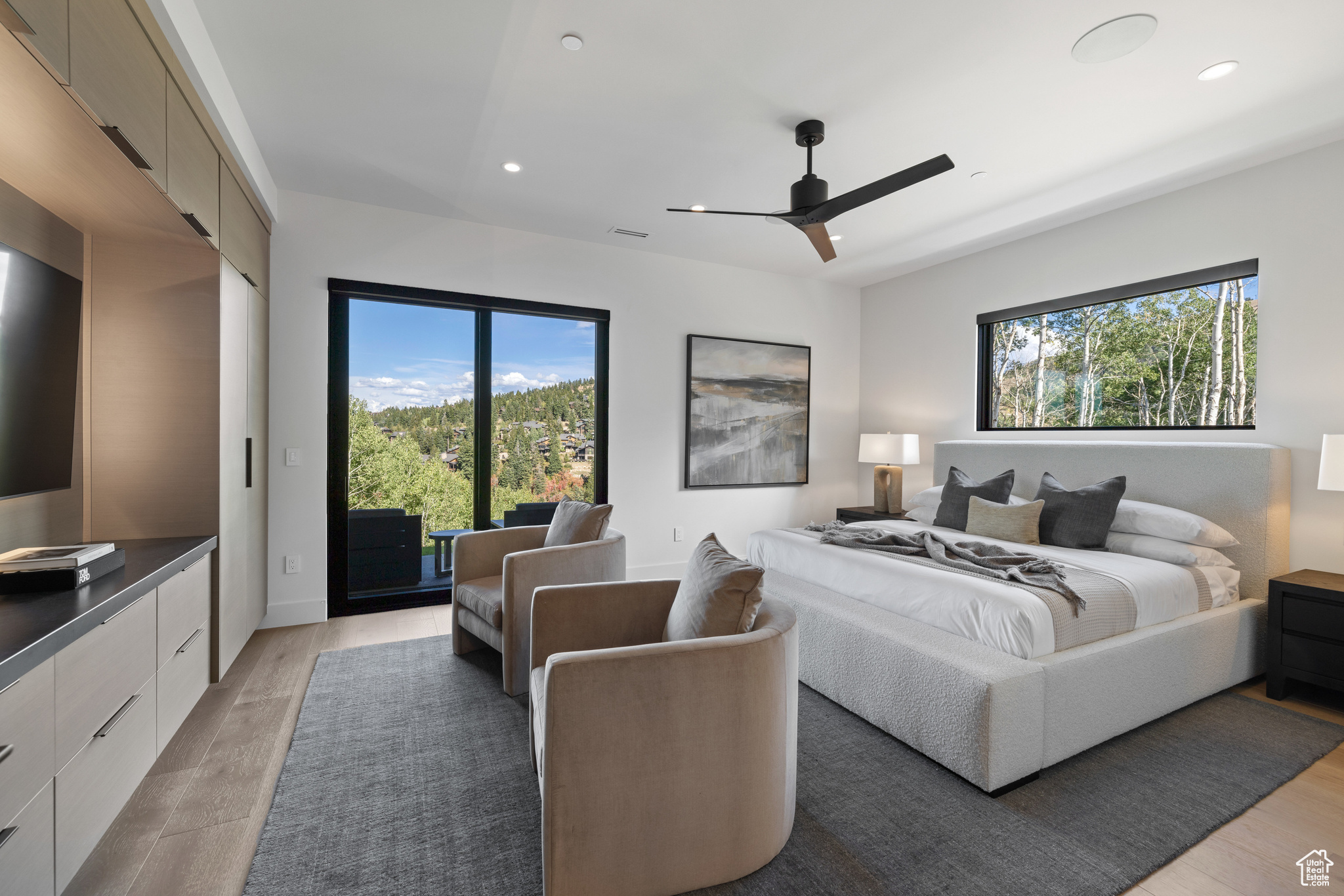 8945 MOONSHADOW CT