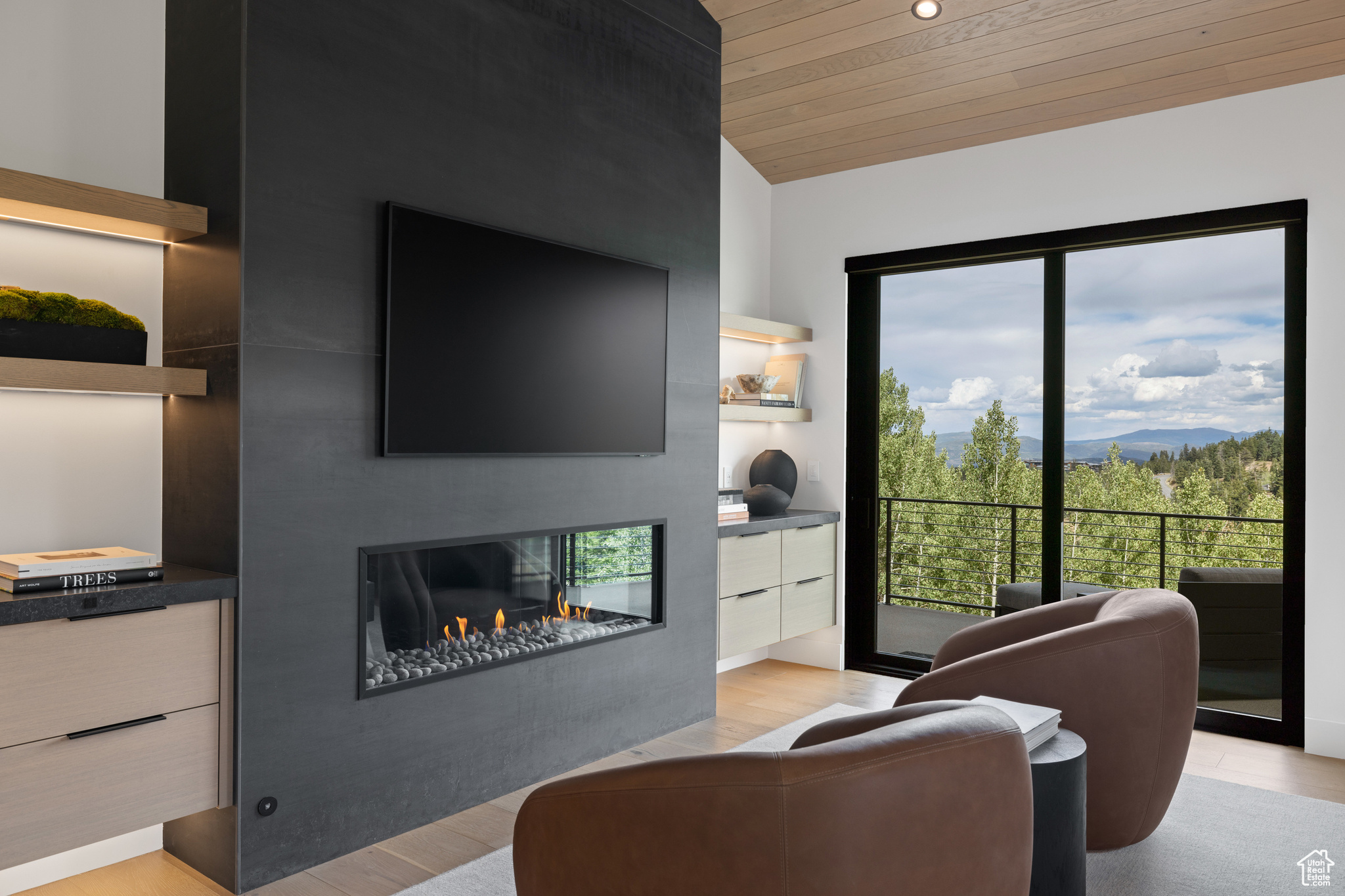 8945 MOONSHADOW CT