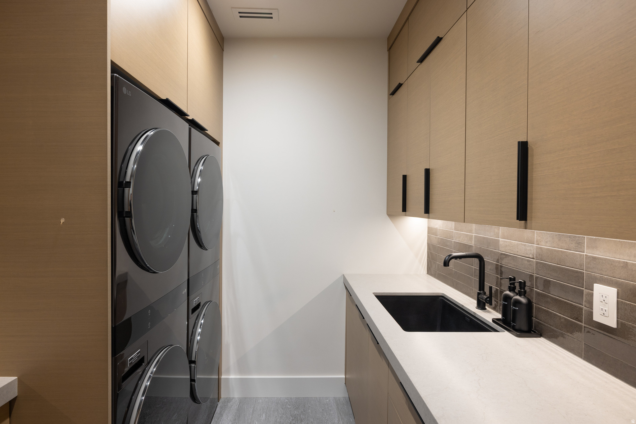 8939 MOONSHADOW CT