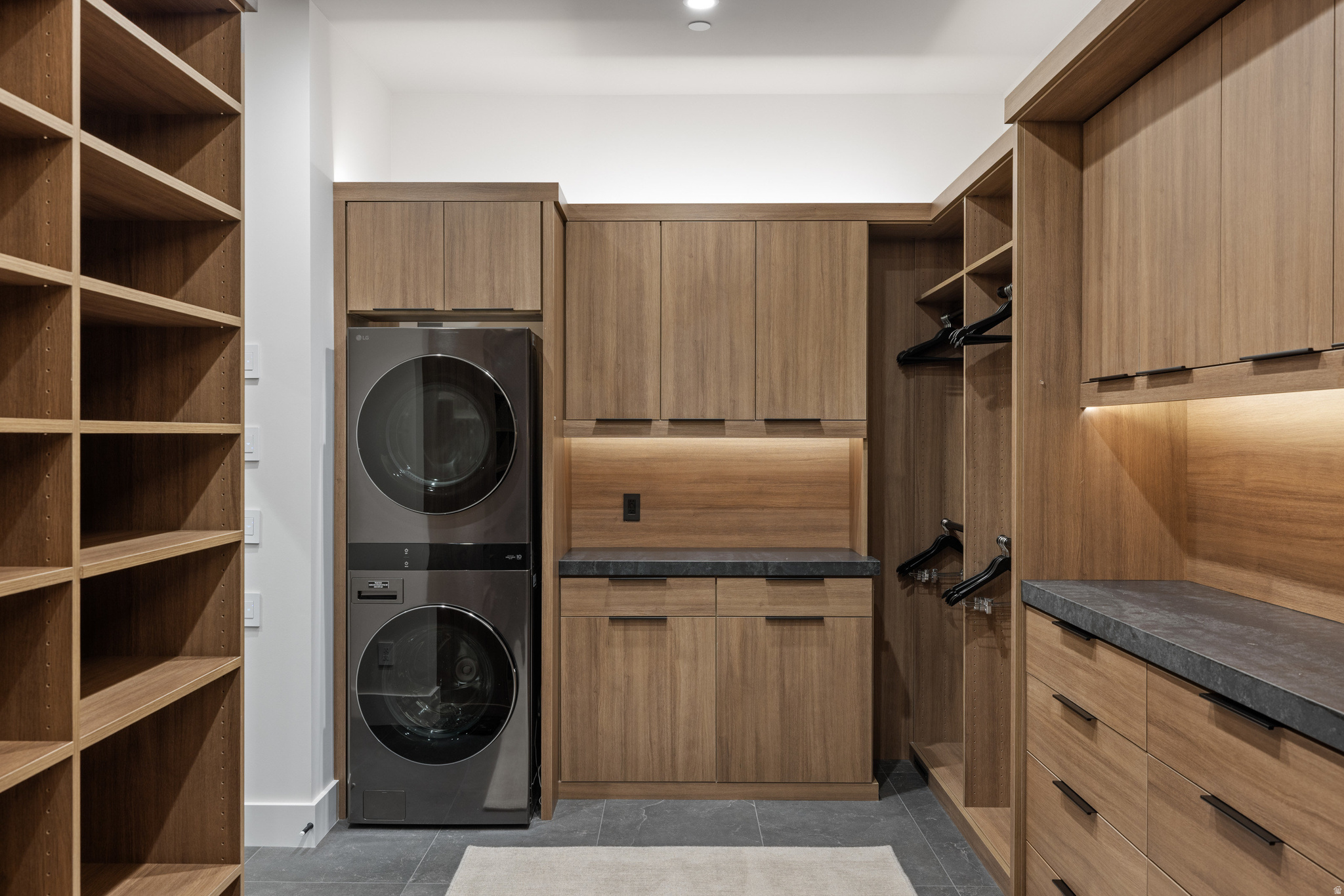 8939 MOONSHADOW CT