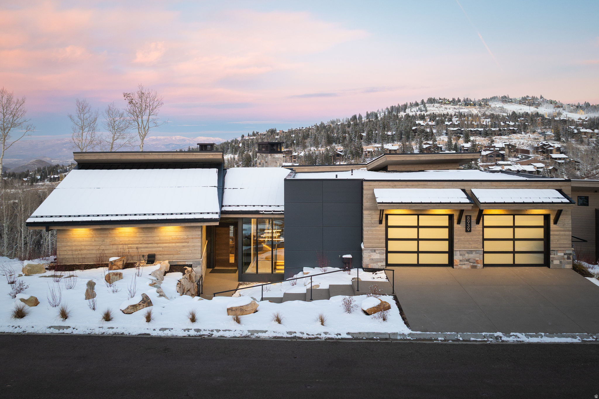 8939 MOONSHADOW CT