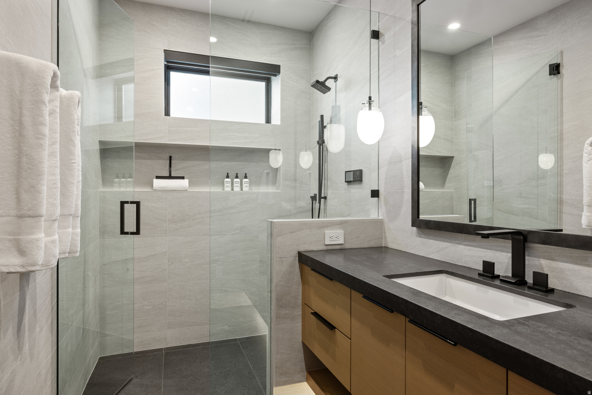 8939 MOONSHADOW CT