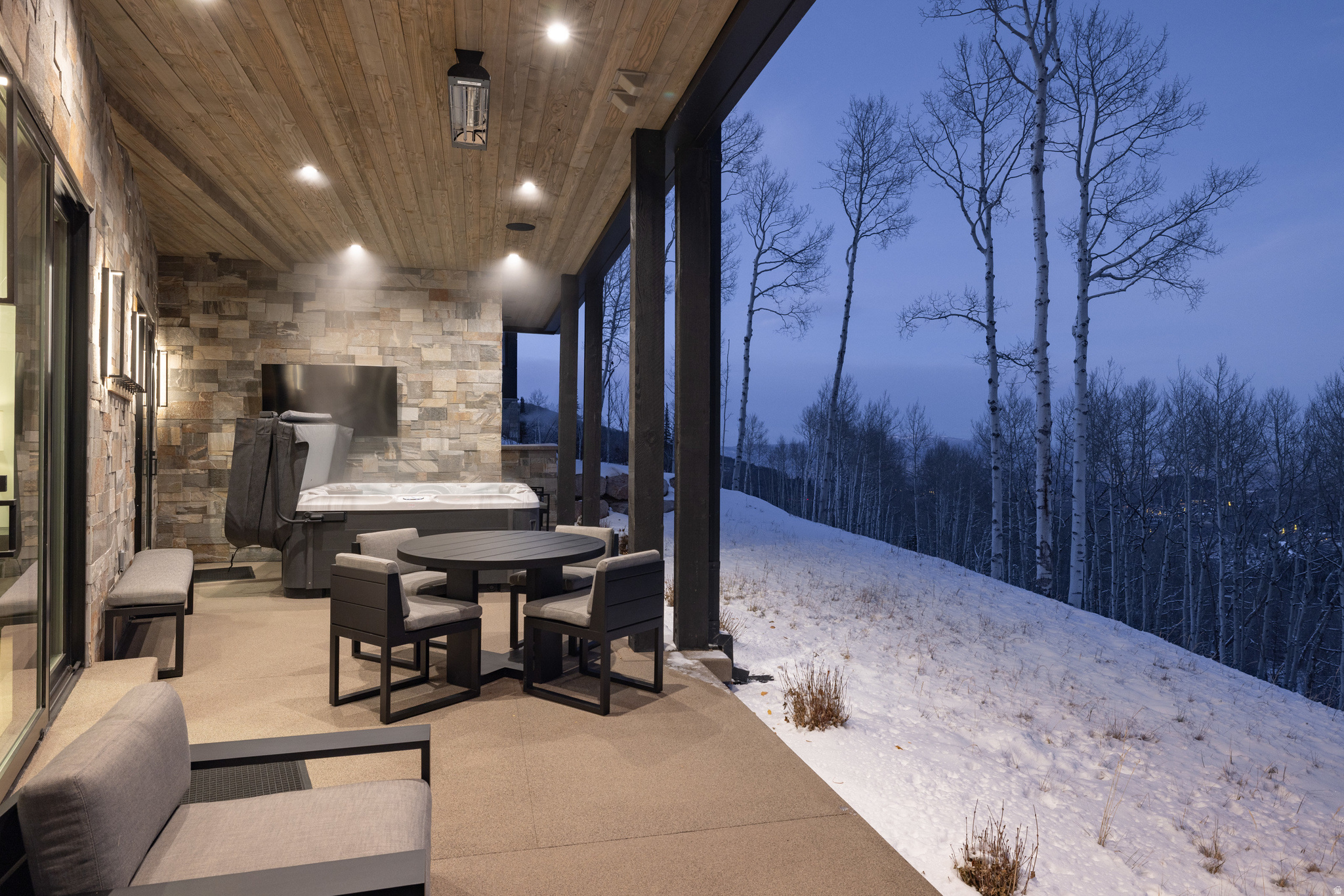 8939 MOONSHADOW CT