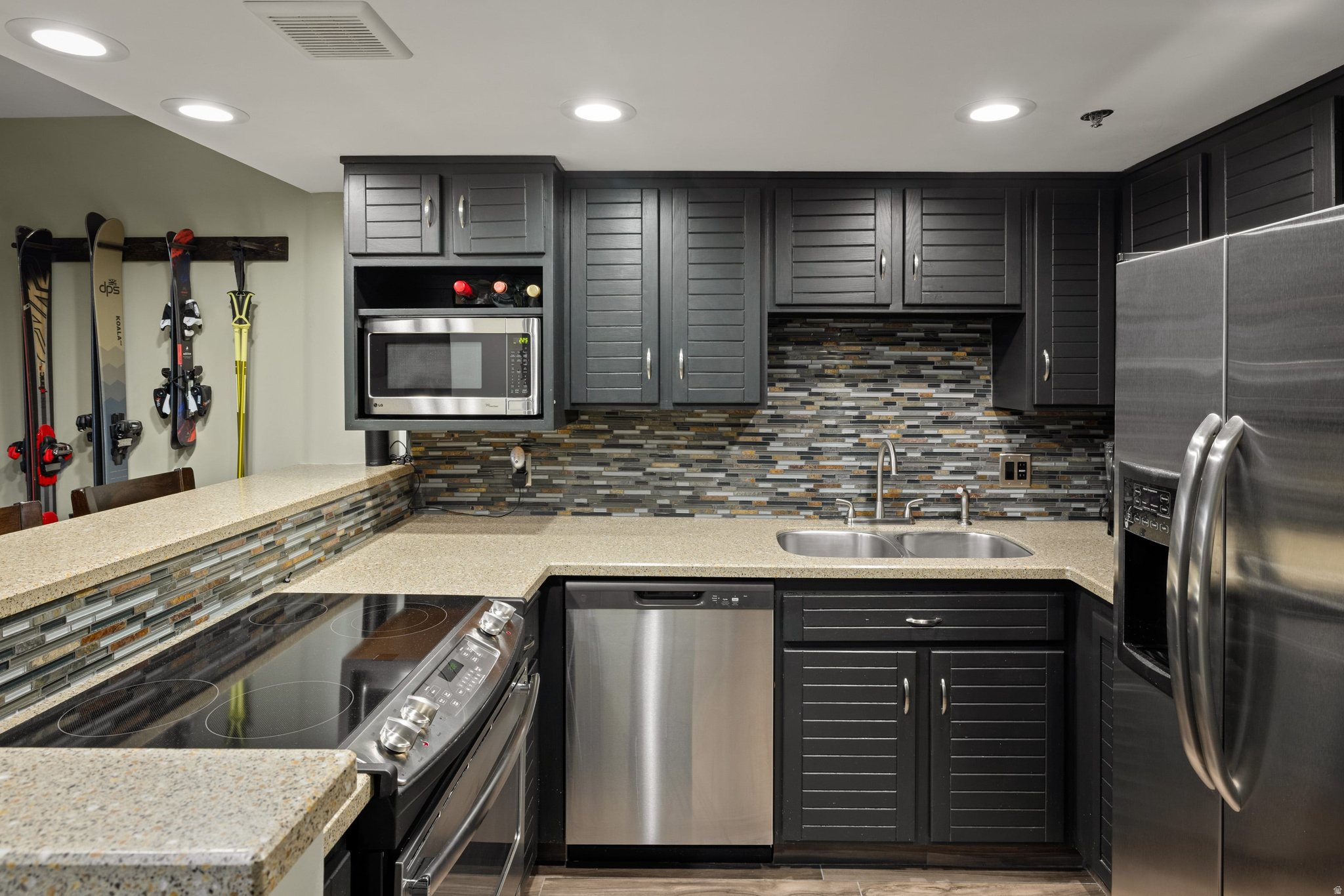 1485 EMPIRE AVE #202