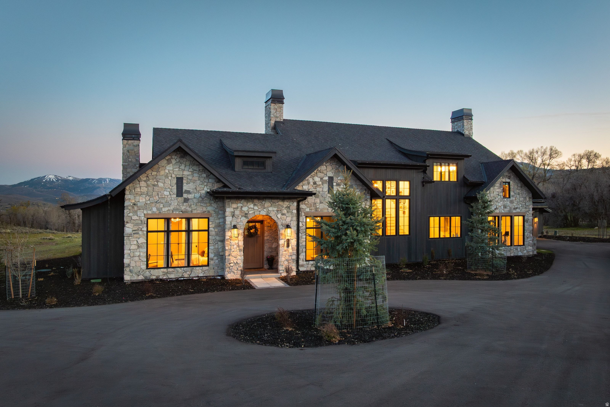 663 W DEER HILL RD