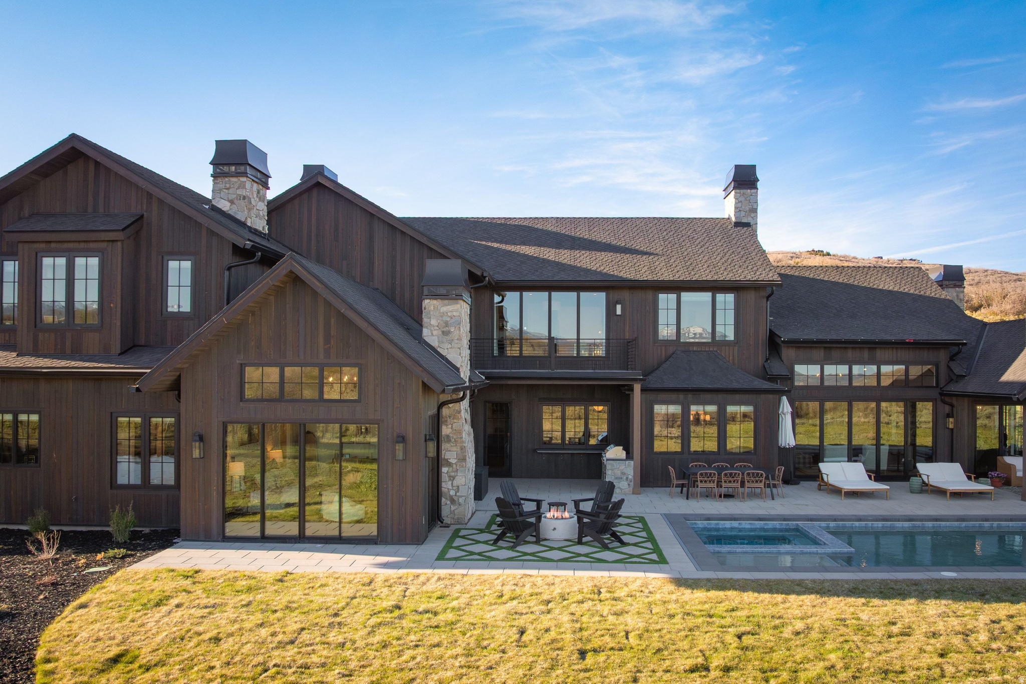 663 W DEER HILL RD