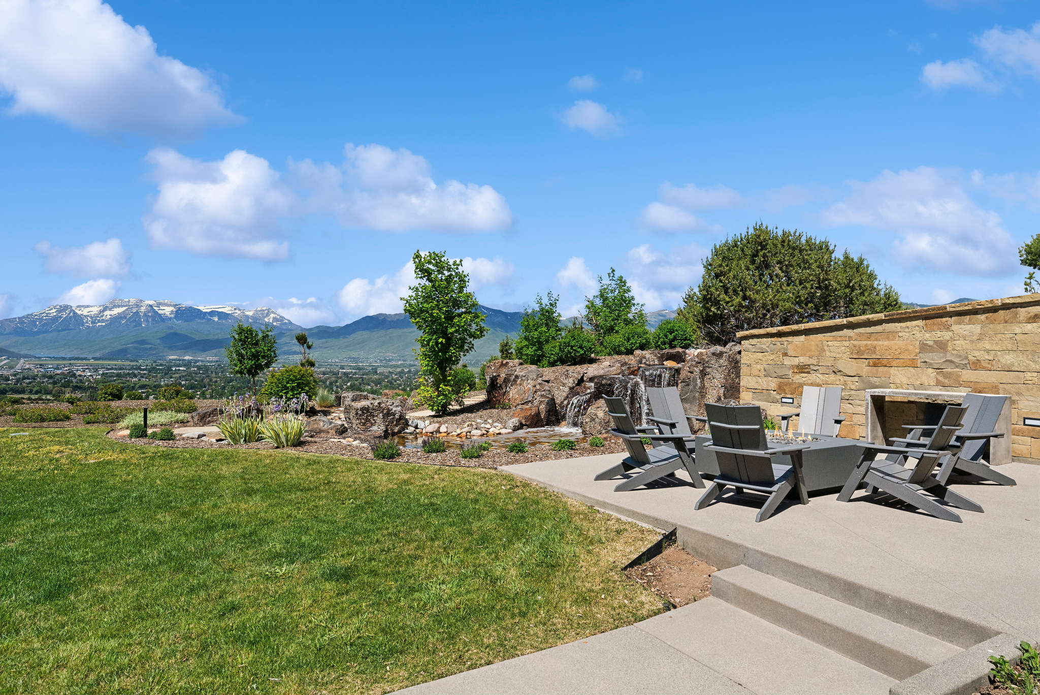 831 N EXPLORER PEAK DR