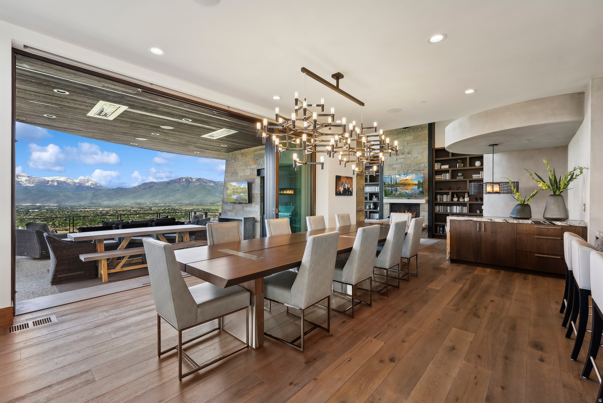 831 N EXPLORER PEAK DR