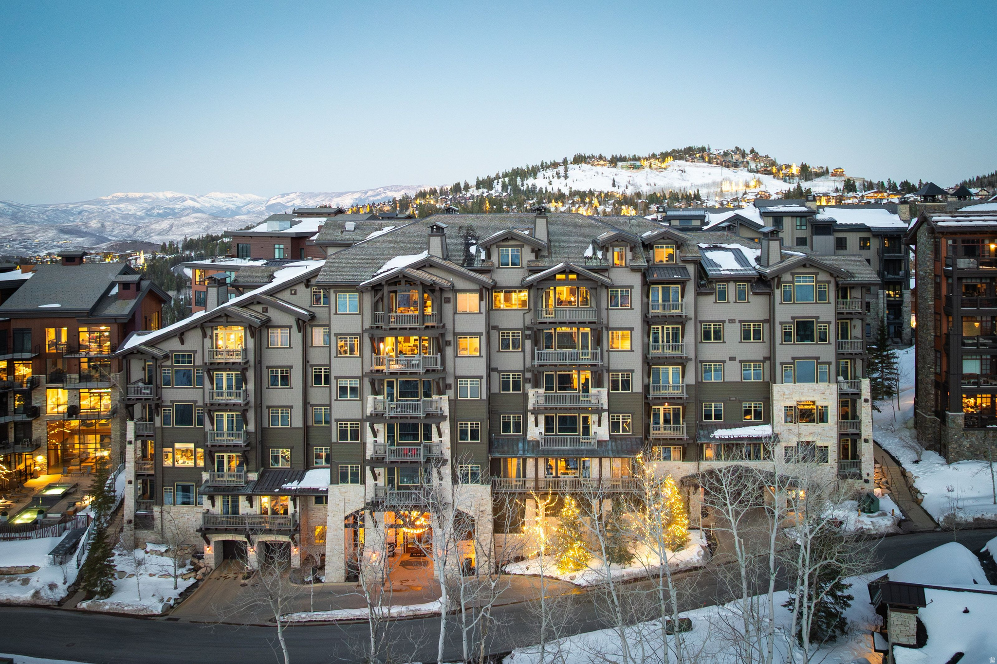 8902 EMPIRE CLUB DR #707